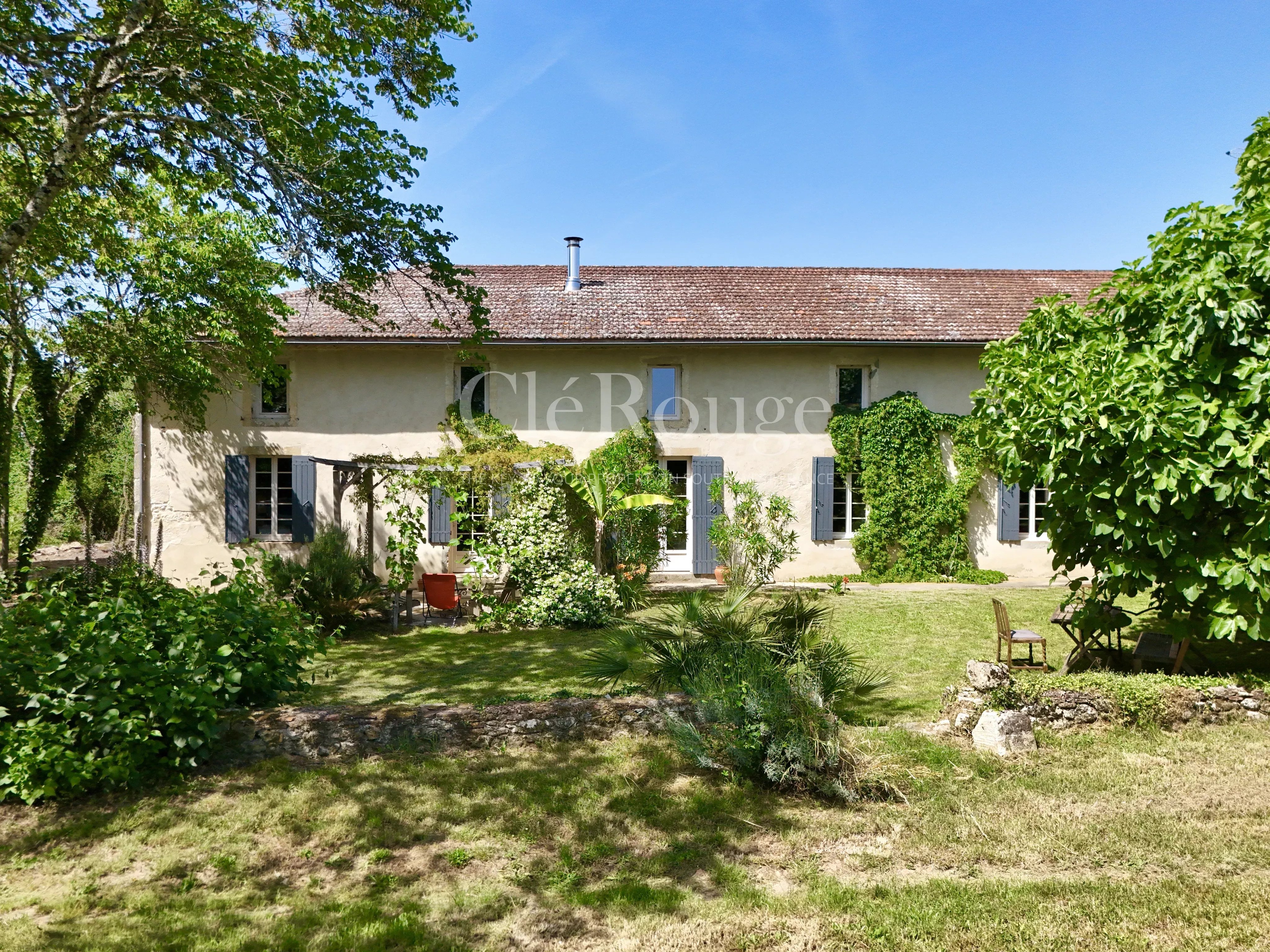 15 minutes from Monségur – Stunning 5-bedroom stone property
