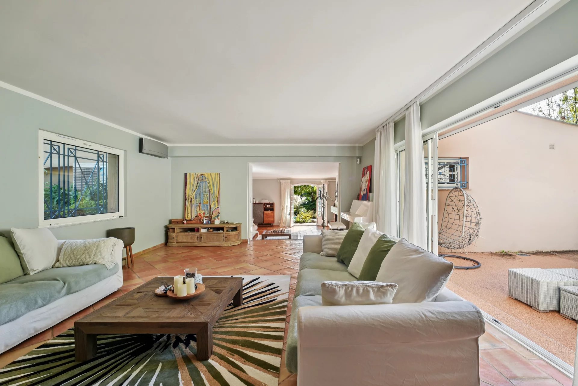 Charming Riviera villa with pool and sea view glimpsese