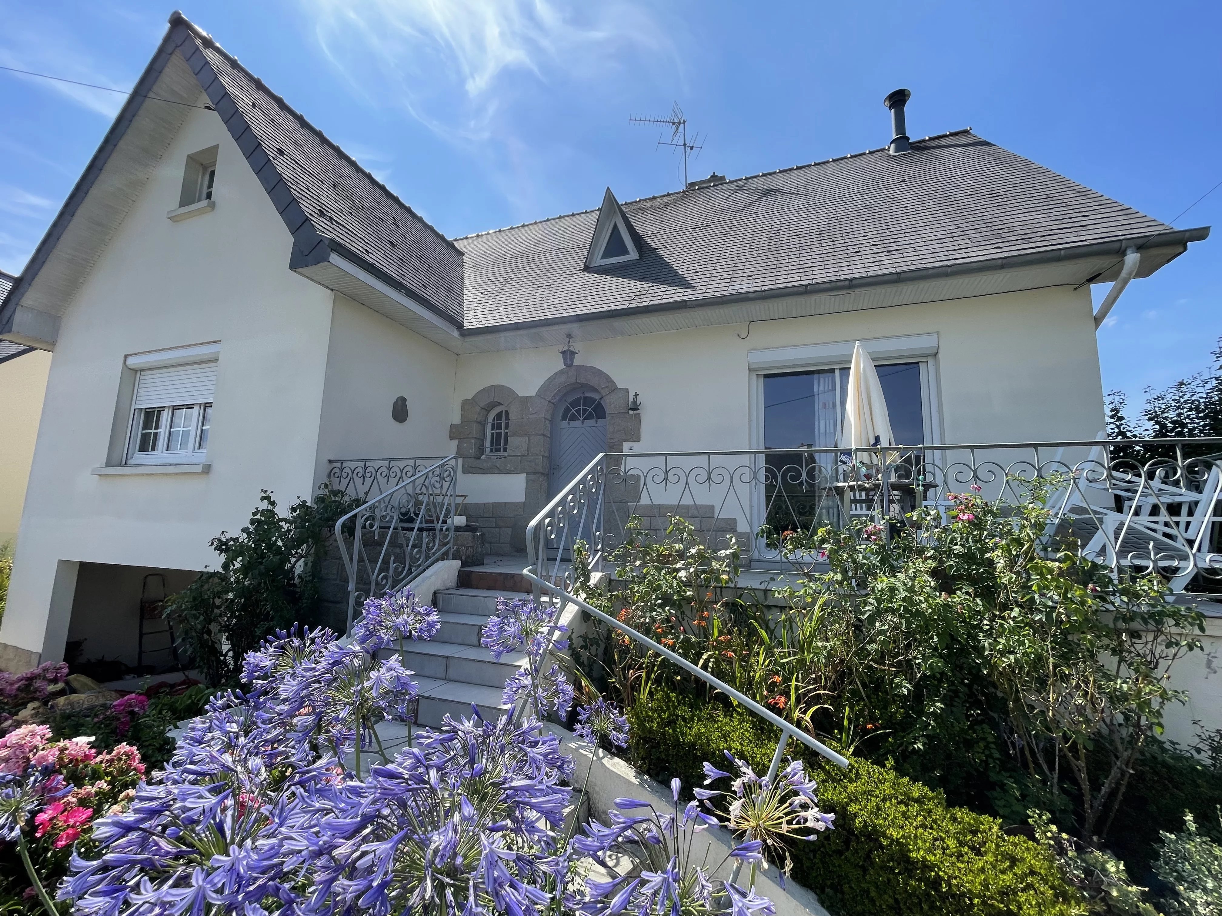 EXCLUSIVITÉ – DINAN – MAISON NÉO-BRETONNE AVEC LOCATAIRE EN PLACE