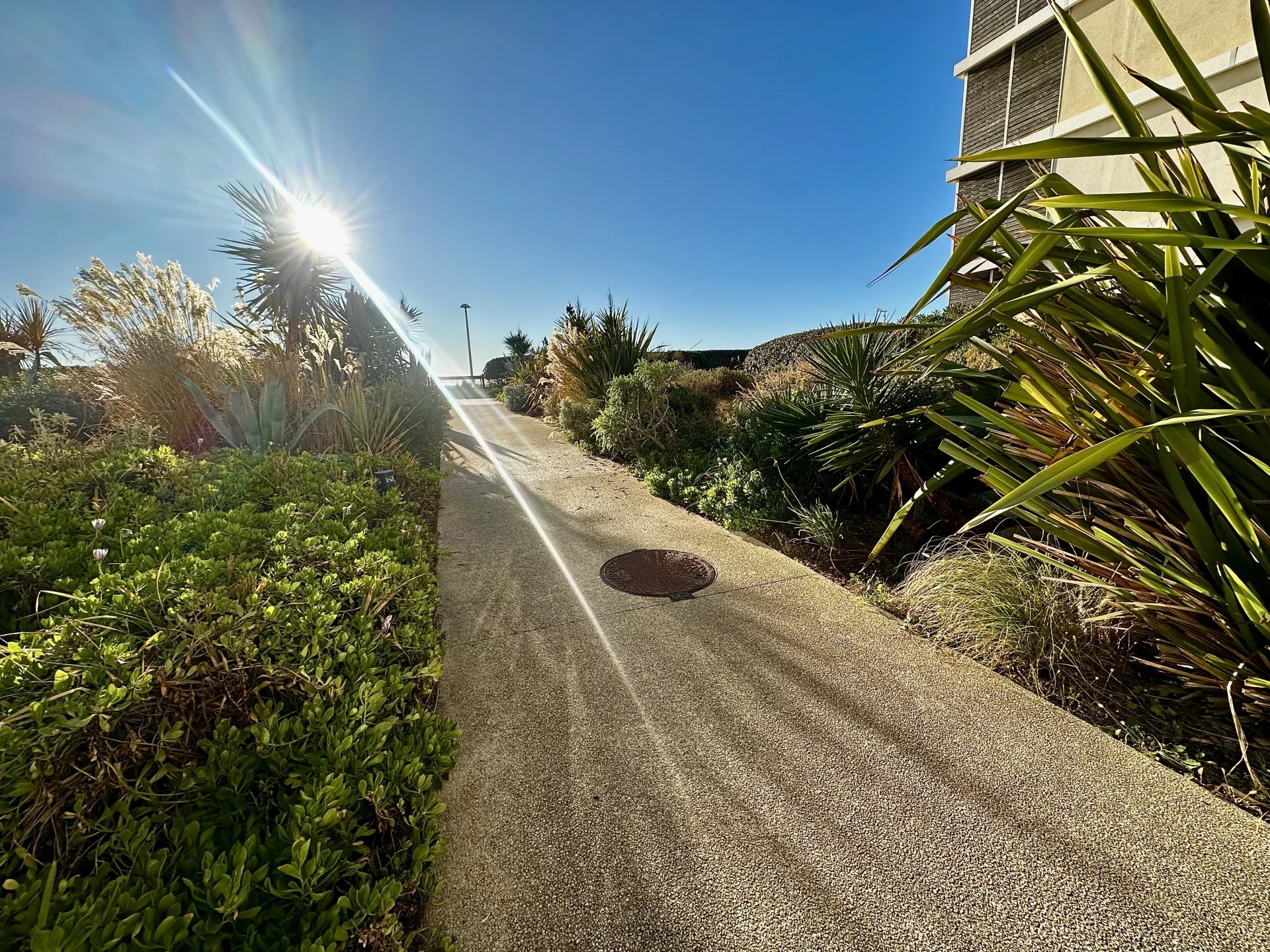 un dernier étage, 1ere ligne,  3 chambres, terrasse vue mer  plein sud ,parking et cave .