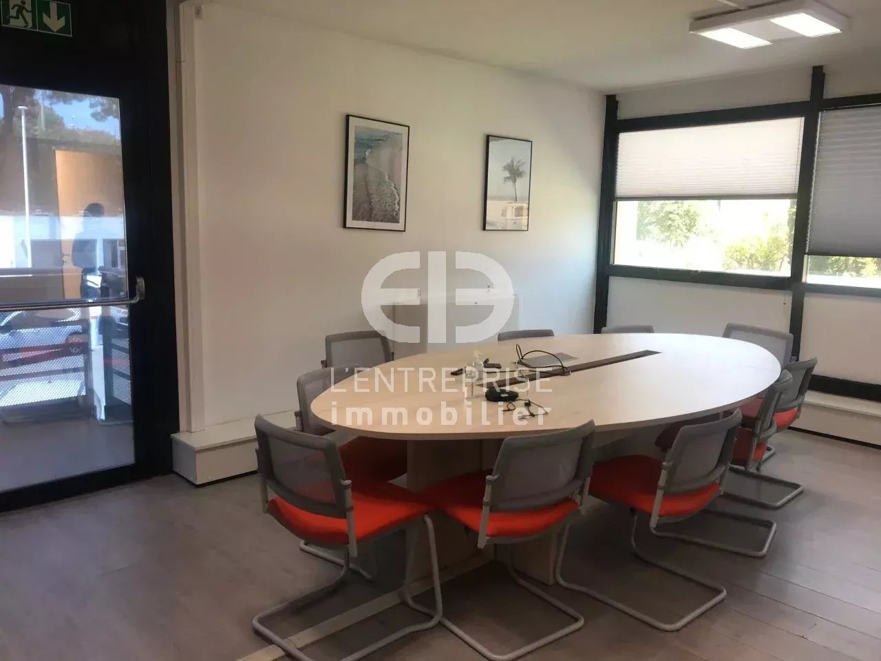 Loue 150 M2 de bureaux "comme neuf" idéalement placés, donnant directement sur le centre commercial CAP3000.