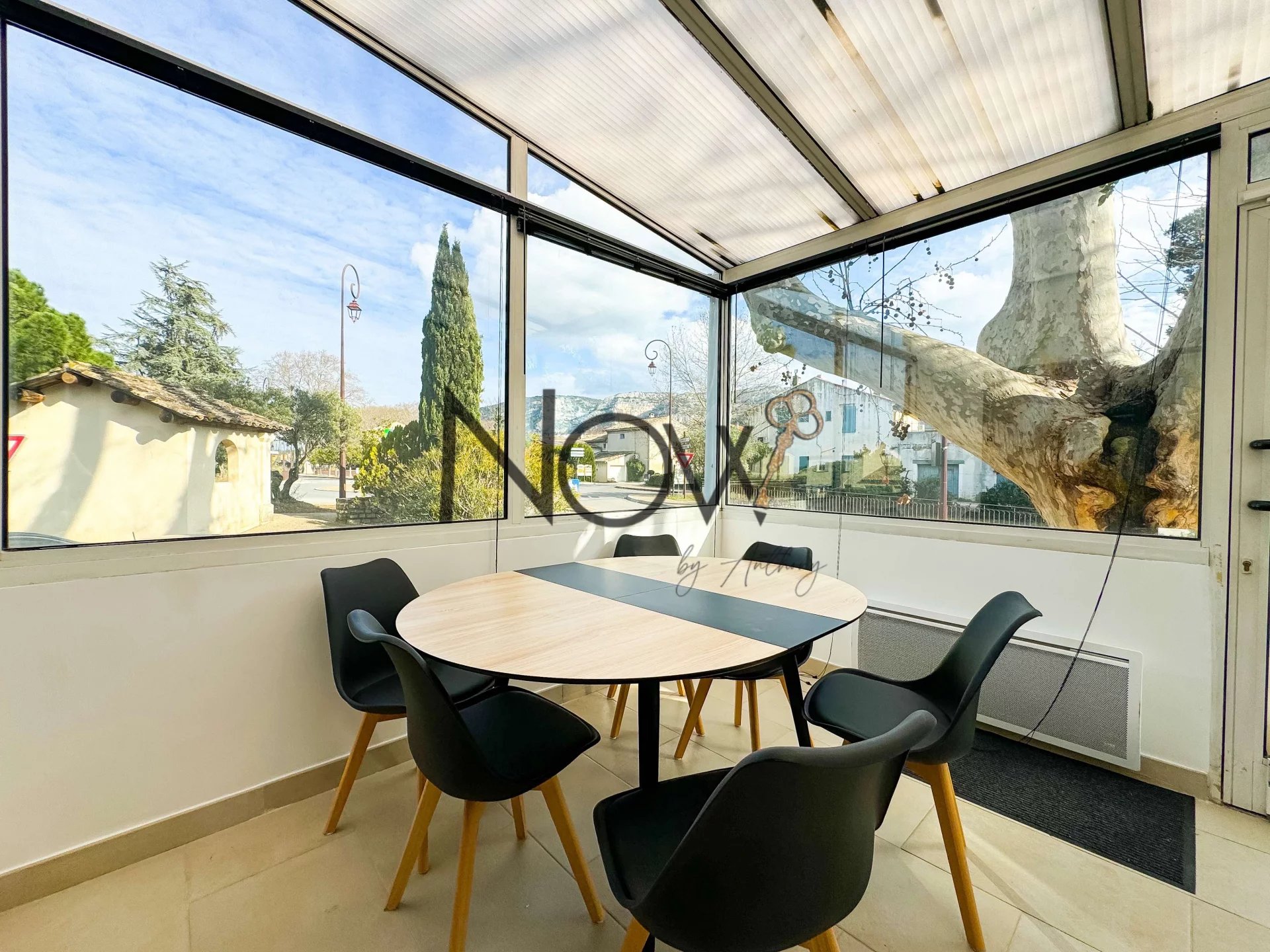 Maison de village rénovée avec extérieur et garage.