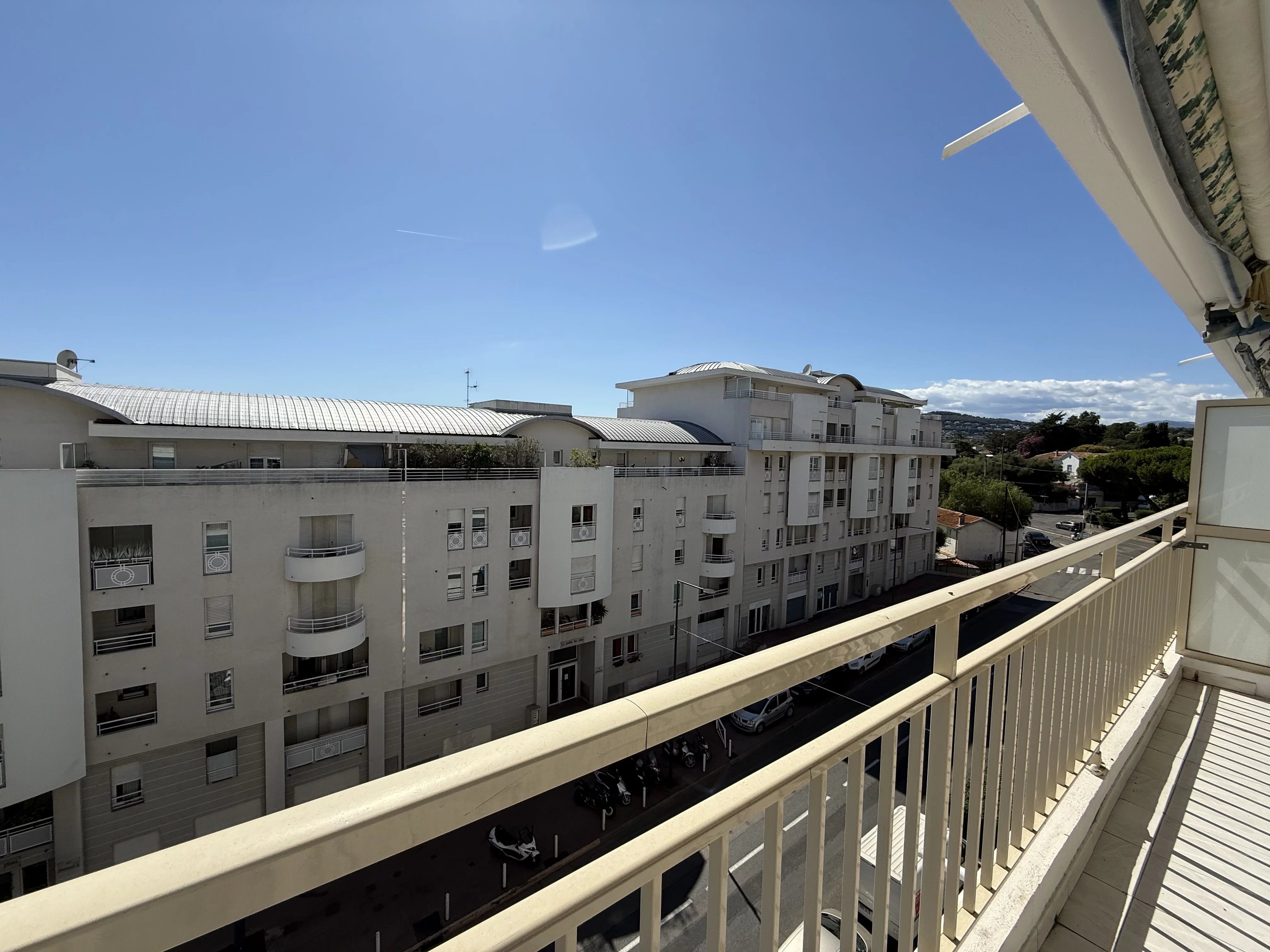 Appartement Antibes 3 pièce(s) 69 m2 traversant avec place de parking extérieur