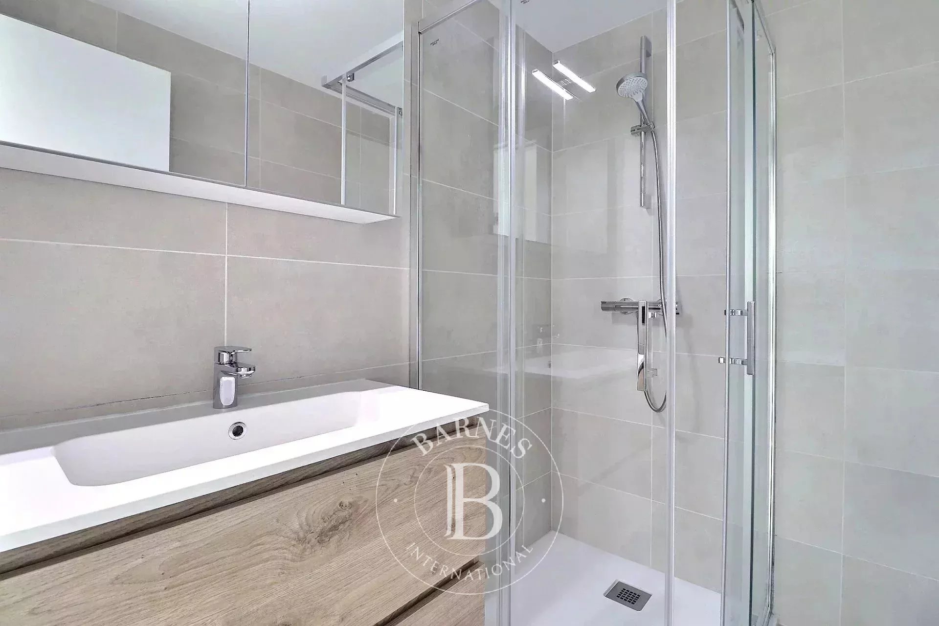 In hartje Brussel - Gemeubileerd 3-slaapkamer appartement