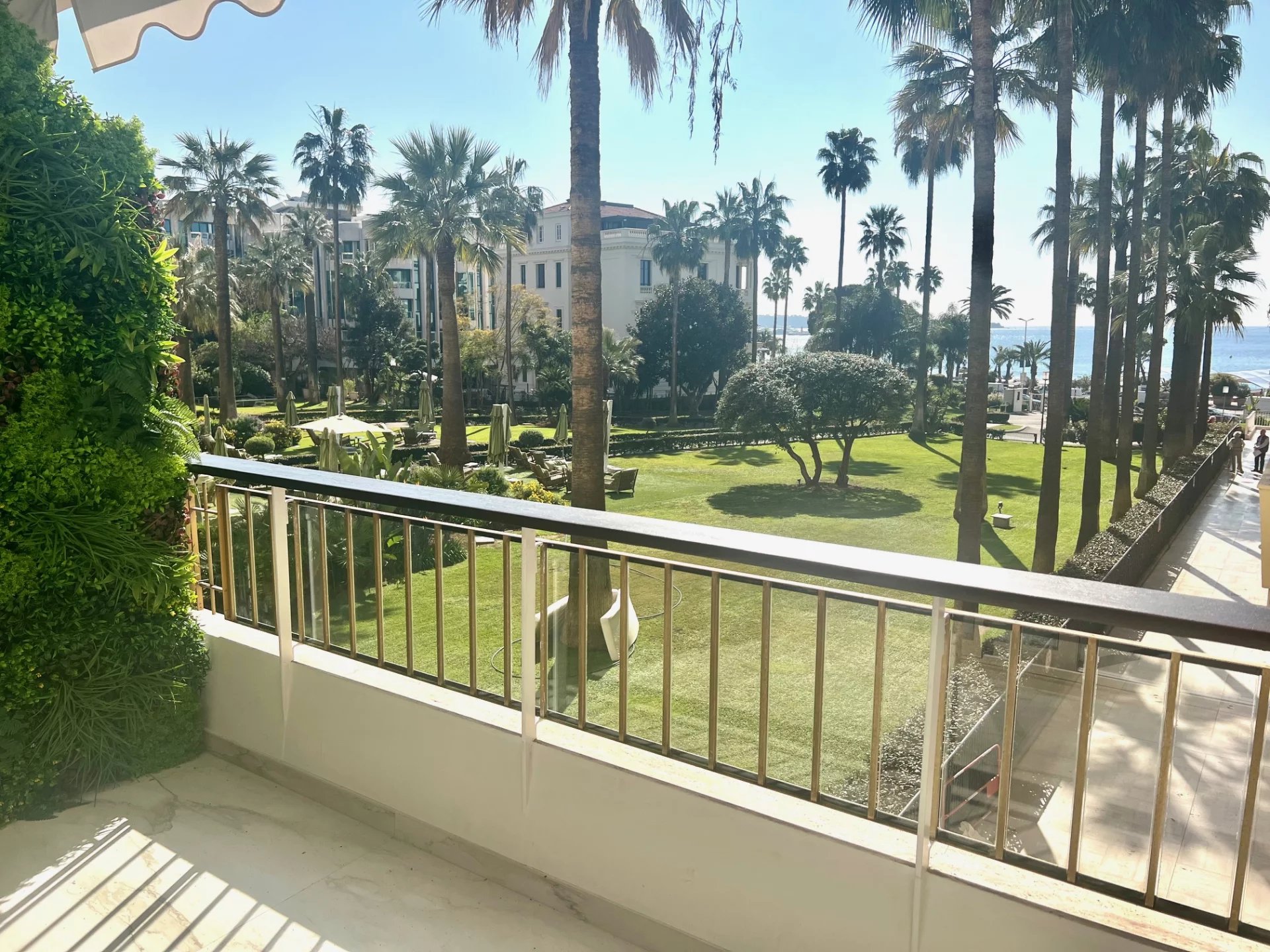 CANNES – GRAND HOTEL – LUXURY 2-BEDROOMS APARTMENT  with sea view