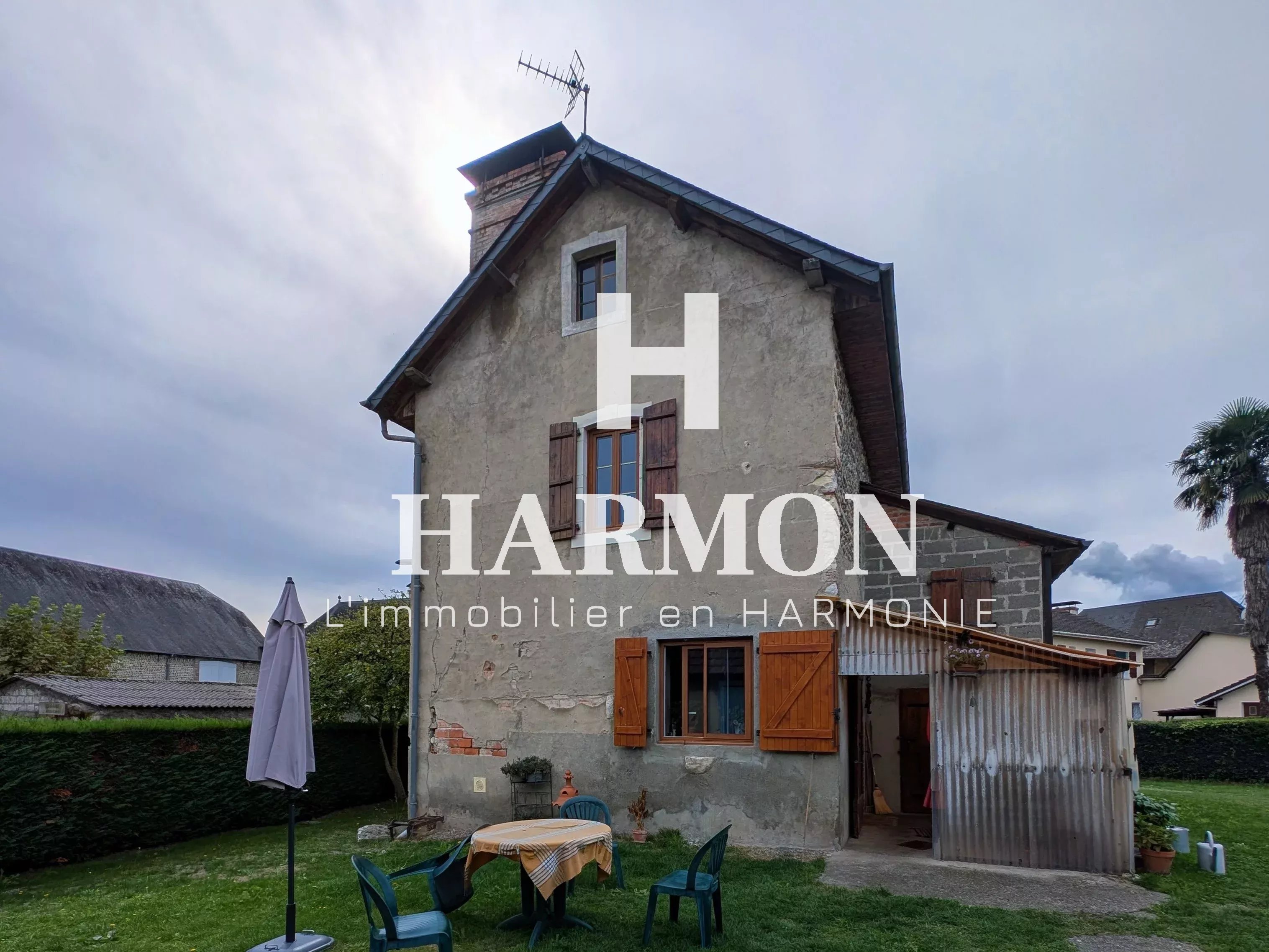 Harmon à vendre : Old house with barn