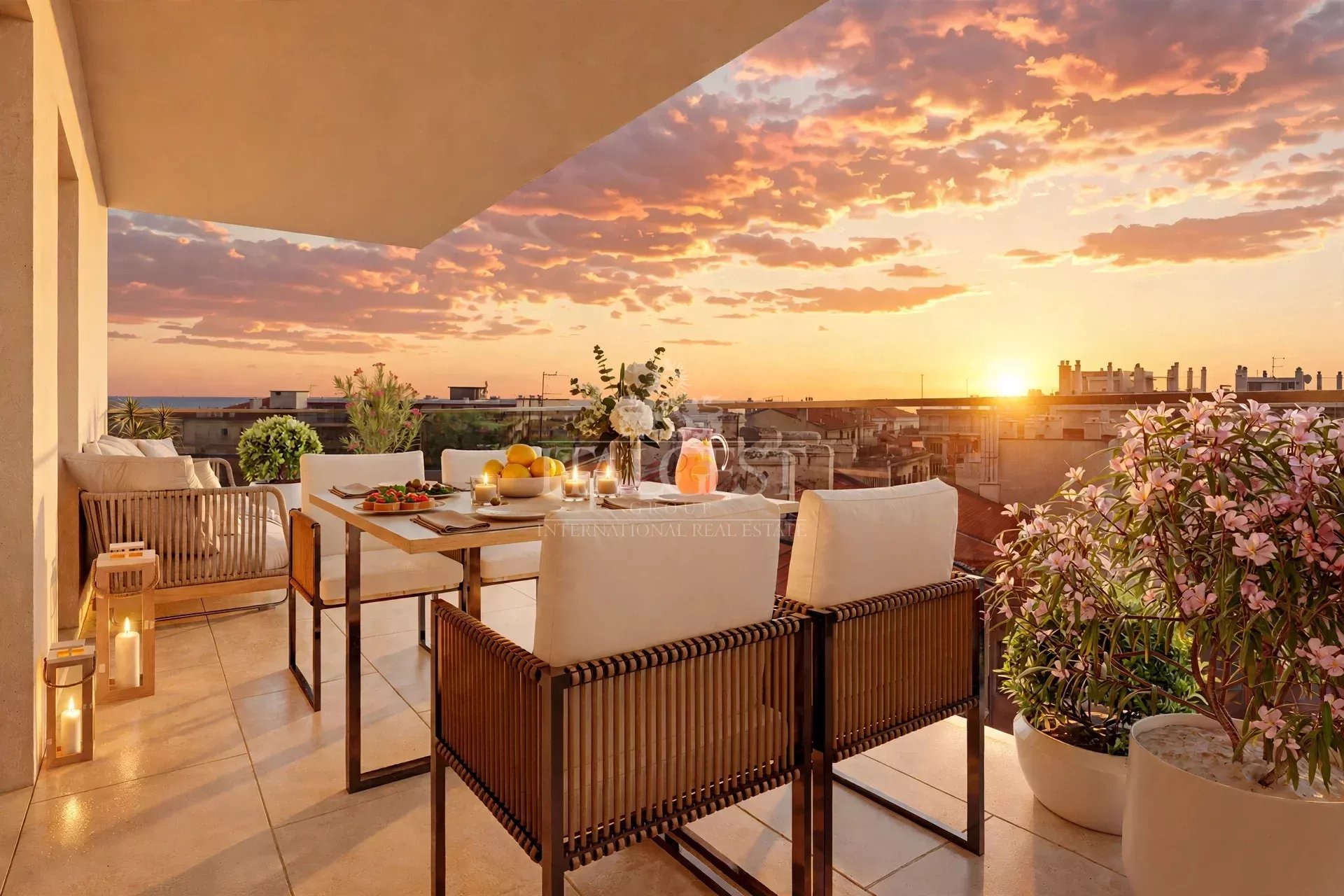 Le Mondial, penthouse de 110,3 m², au sixième étage, avec vaste loggia exposée sud et vue mer panoramique, en position centrale et prestigieuse
