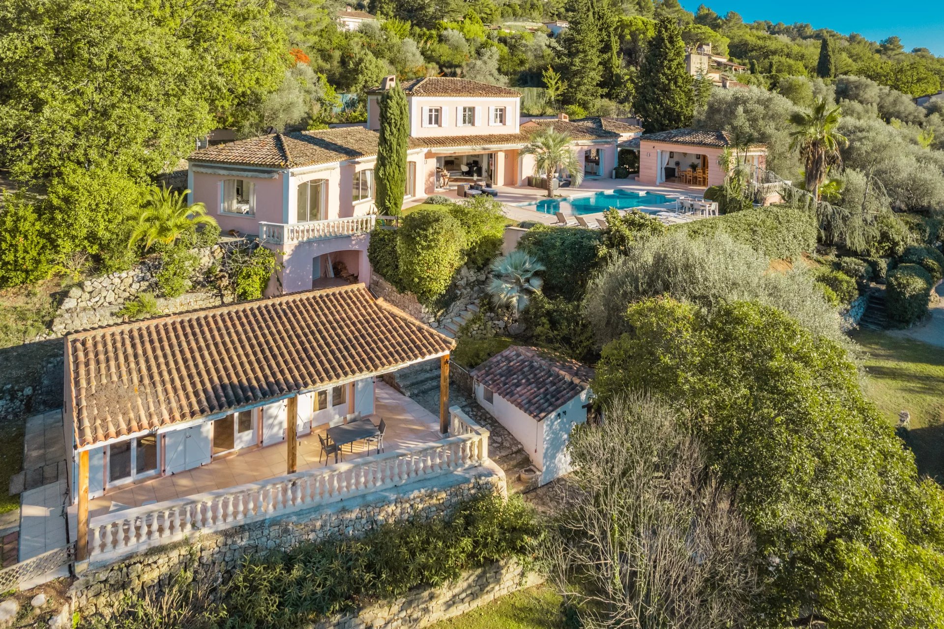 MOUGINS : Proche du village une spacieuse villa avec vues panoramiques