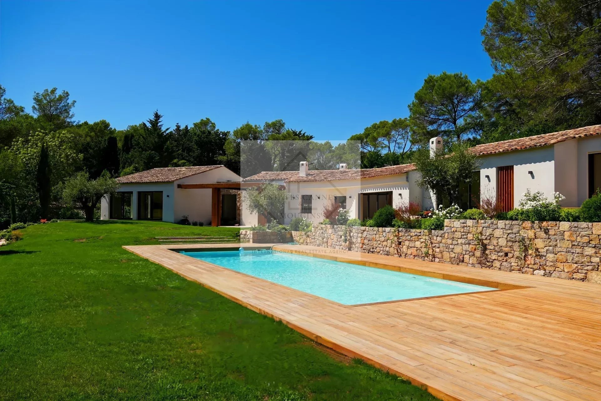 Villa neuve contemporaine de plain-pied dans un domaine de prestige à Mougins — photo 2