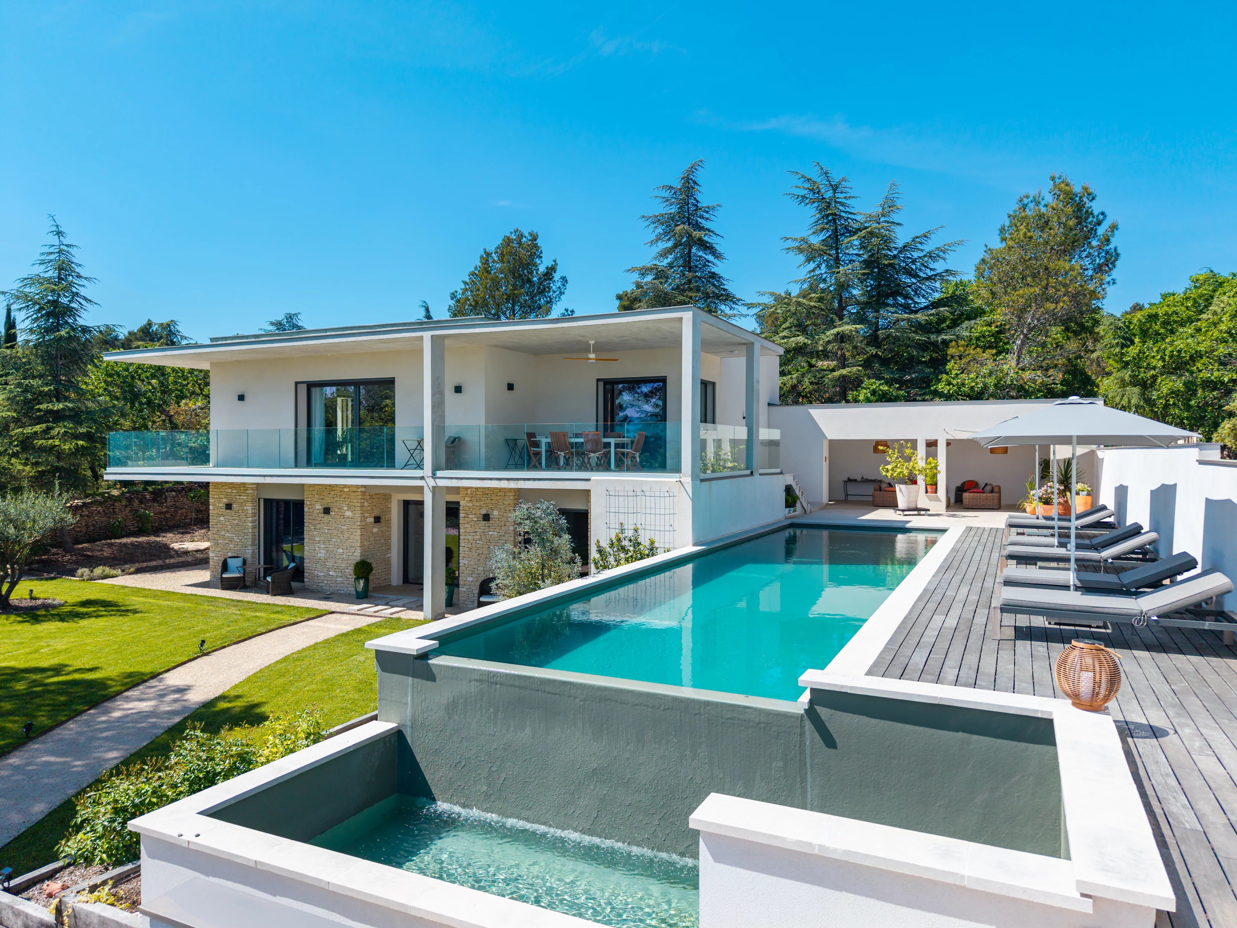 Maison contemporaine avec piscine à vendre à Cabrières-d’Avignon, au cœur du Luberon