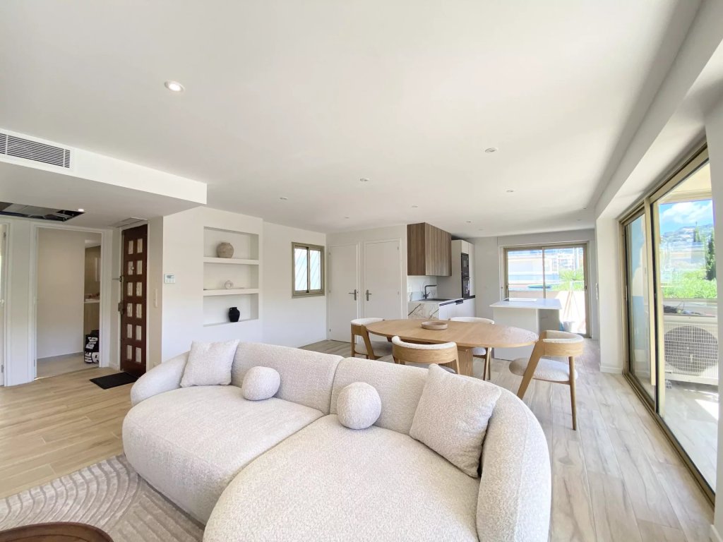 Apartment for sale in Cannes — Cannes – Palm Beach | 4-Room Apartment in a Secure Estate