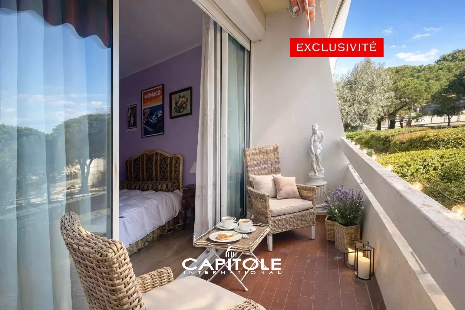 ANTIBES - Exclusivité  - À pied du centre-ville et des plages, appartement 3 pièces traversant et climatisé, terrasse, vue dégagée, parking et cave.