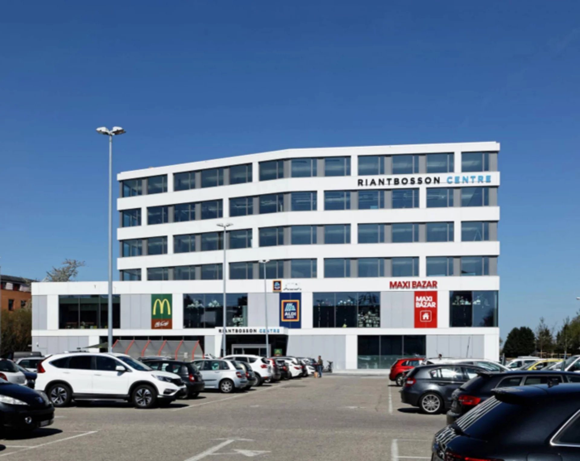 Surfaces administratives au sein d'un centre d'activité