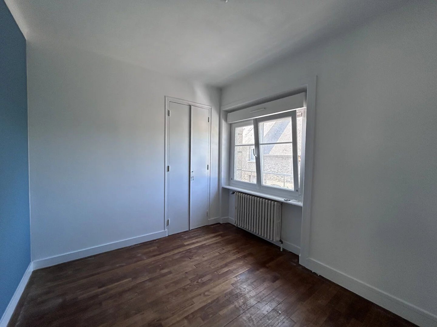 A LOUER - DOL DE BRETAGNE - MAISON - T4 - 82 m² - TROIS CHAMBRES - COUR COMMUNE - GARAGE