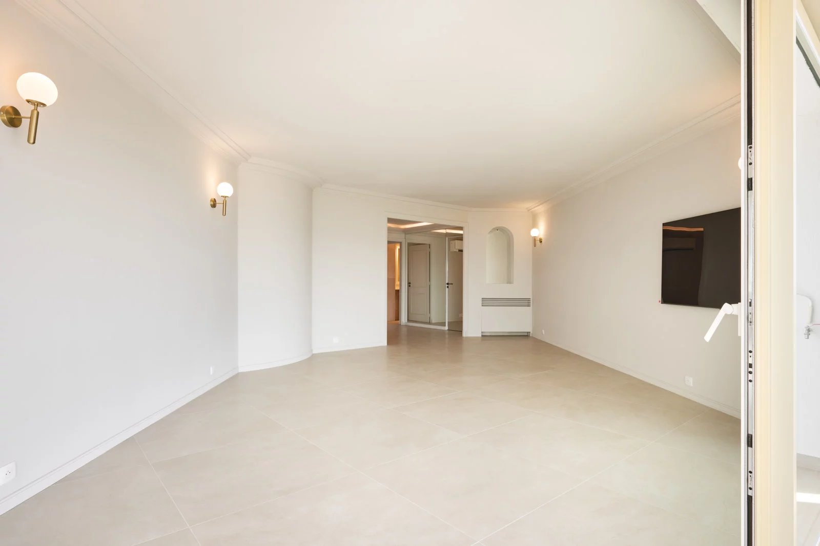  Image of Apartment - 2 Bedrooms - 1 Bathrooms for Sale in Alpes-Maritimes-Cannes-France, Image 6