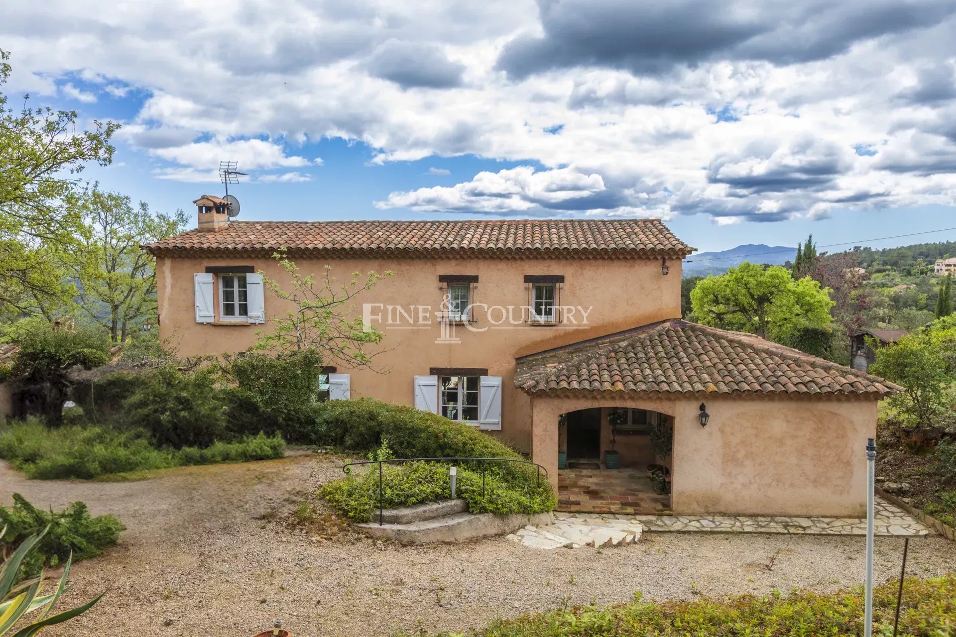 Villa for Sale in Montauroux with Panoramic View Accommodation in Cannes