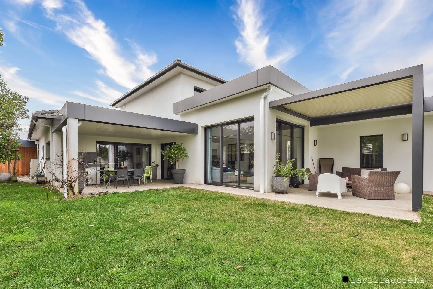 Villa contemporaine de 238m2 avec garage, piscine et jardin