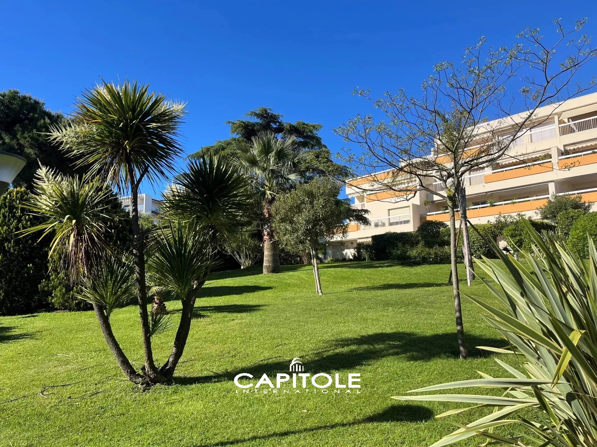 ANTIBES, VUE MER et MONTAGNES, secteur Puy, 94 m2, appartement 4 pièces, traversant, 2 terrasses, balcon, box fermé, 1 parking extérieurs