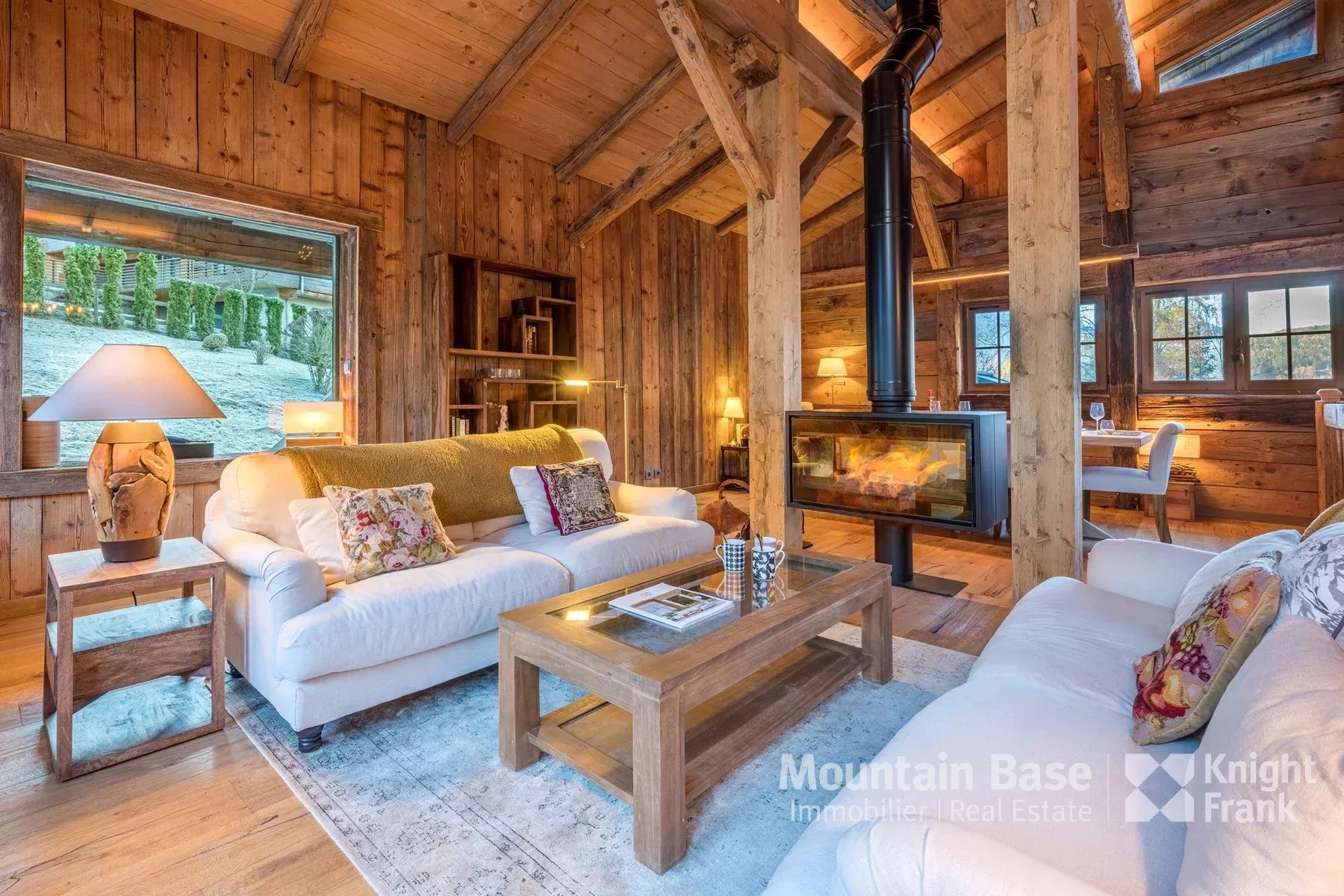 Newly renovated 4-bedroom chalet located next to the woods in the Bois Rond area of Taconnaz. Accommodation in Chamonix