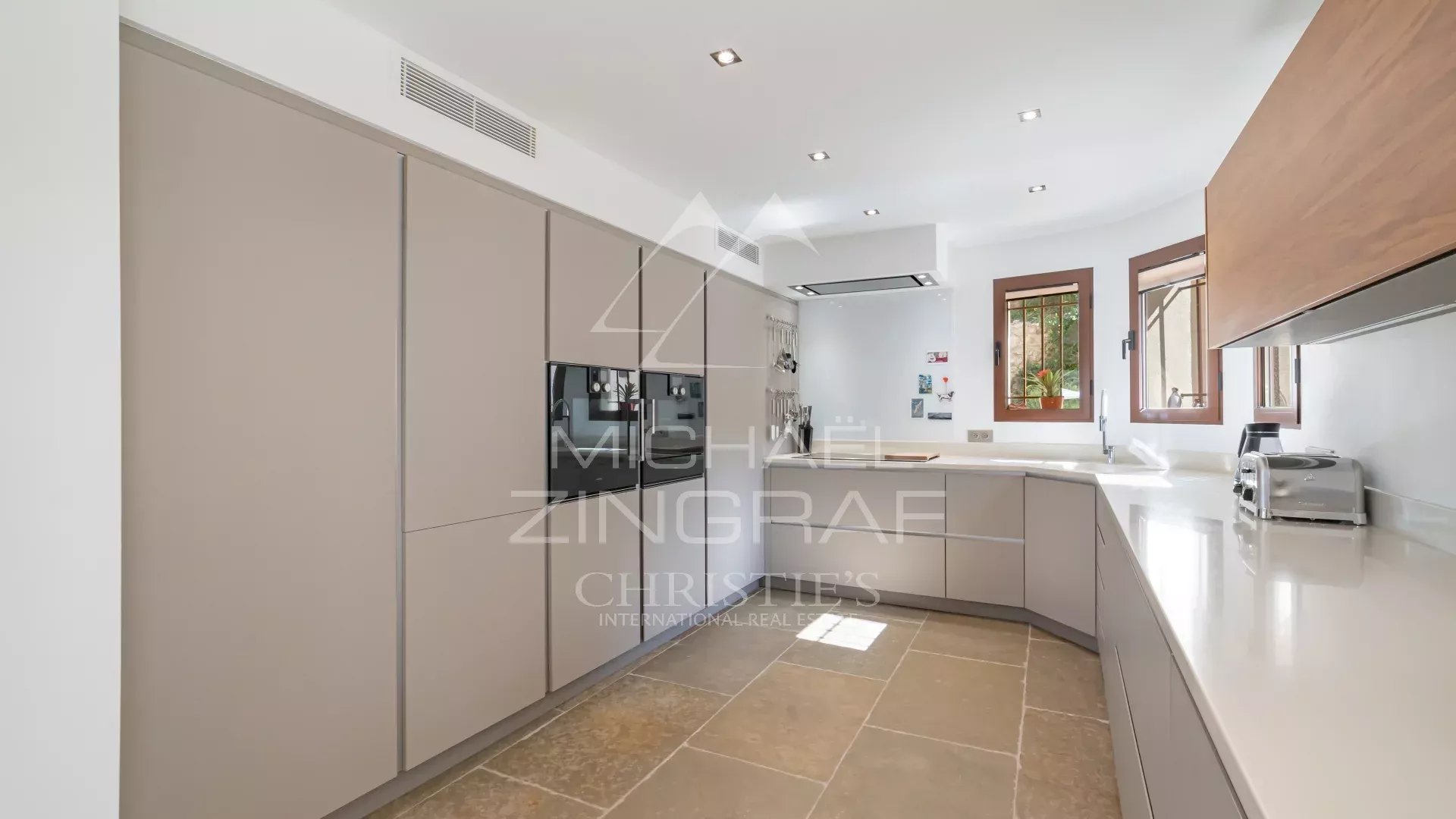5 Bedroom Villa/Townhouse's Image 3