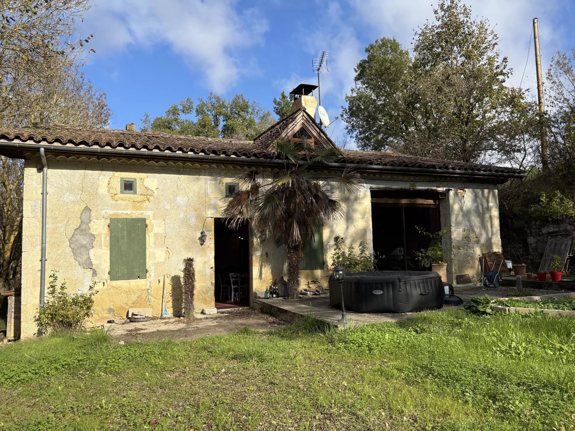 Jolie Maison en pierre proche d'un village avec commerces