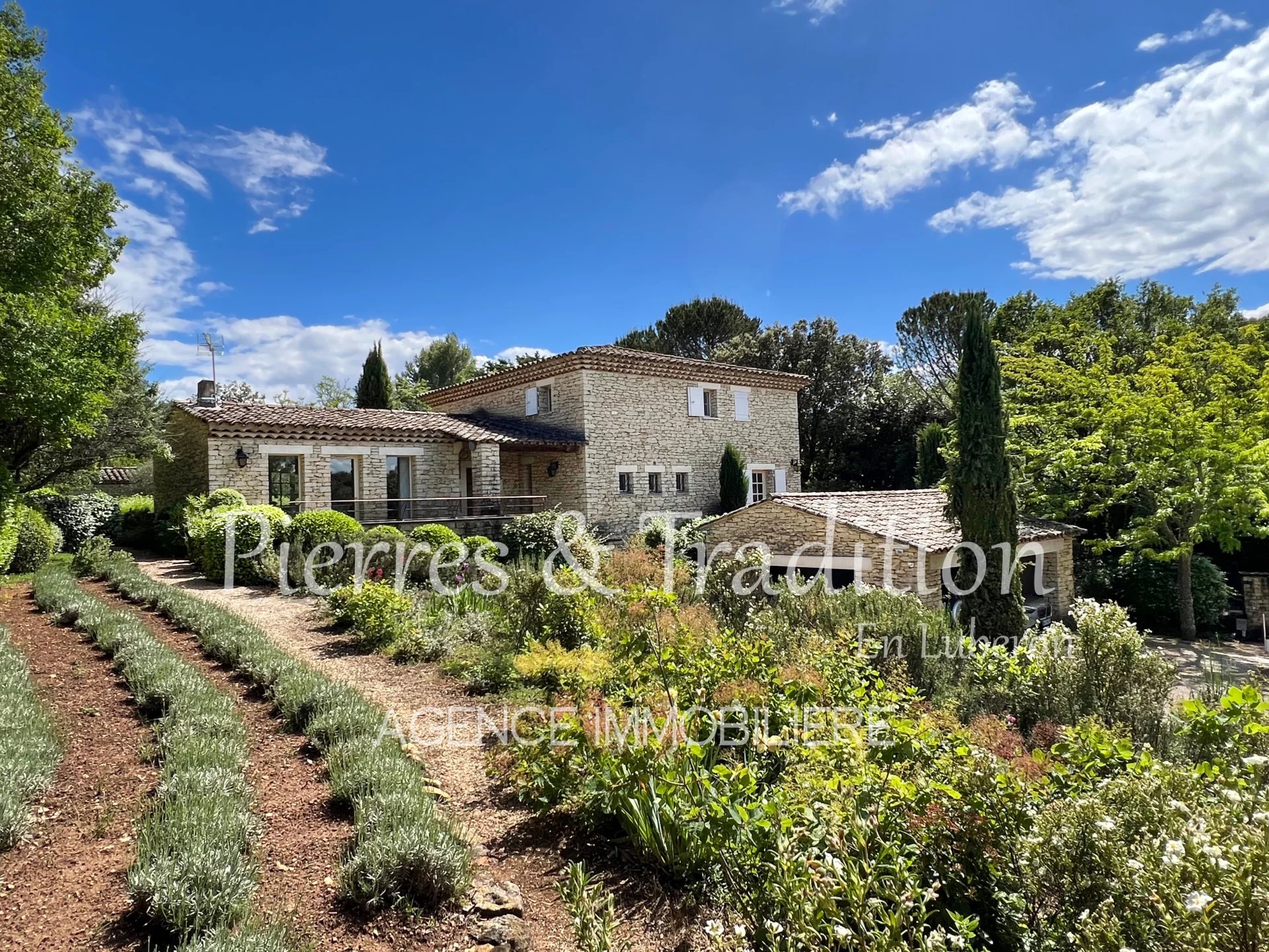 Magnifique demeure en pierre avec grande piscine et vue sur le Ventoux à Bonnieux