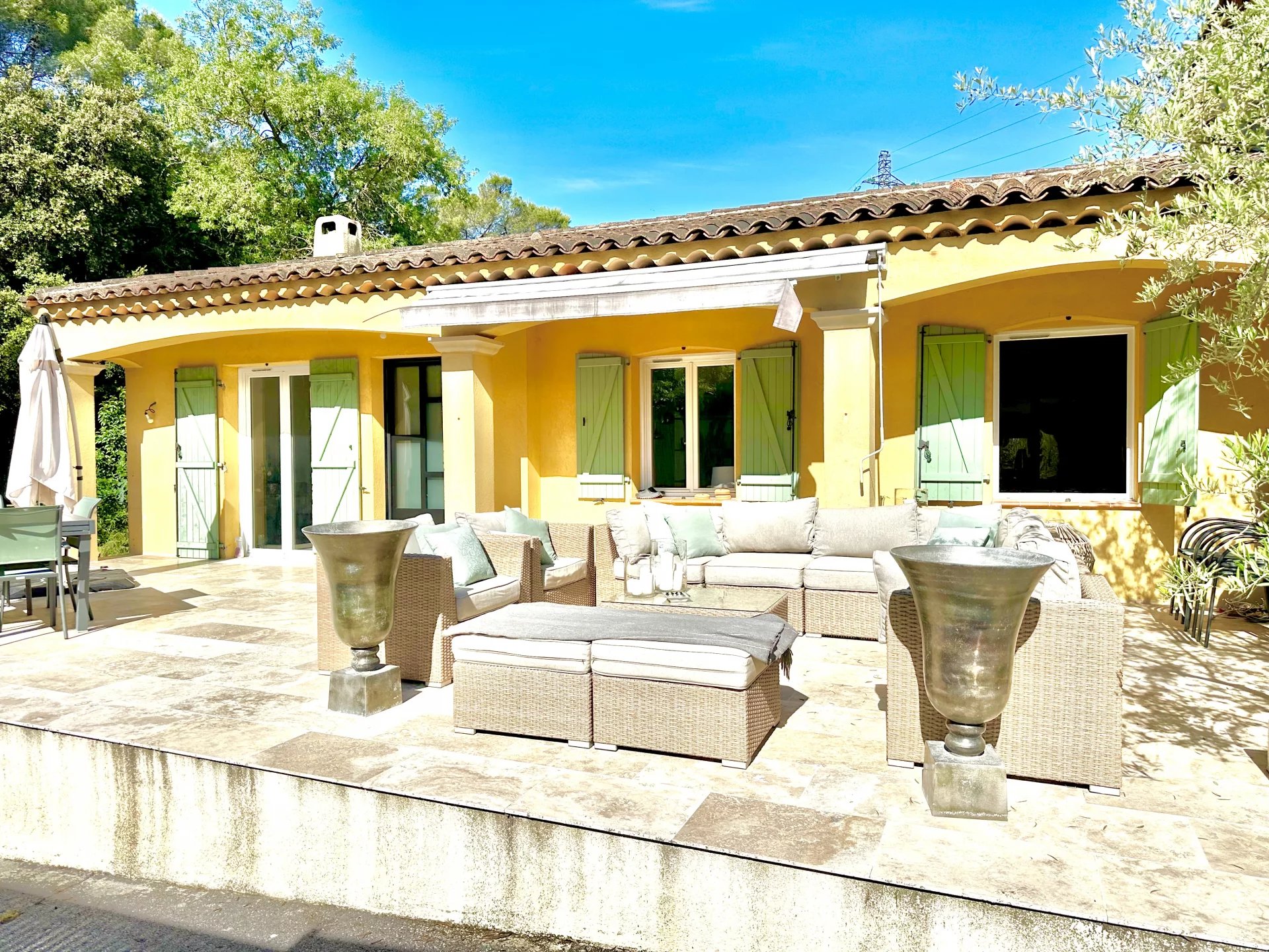MAISON  DE PLAIN-PIEDS MOUGINS + REFAITE A NEUF + QUARTIER DES CABRIERES