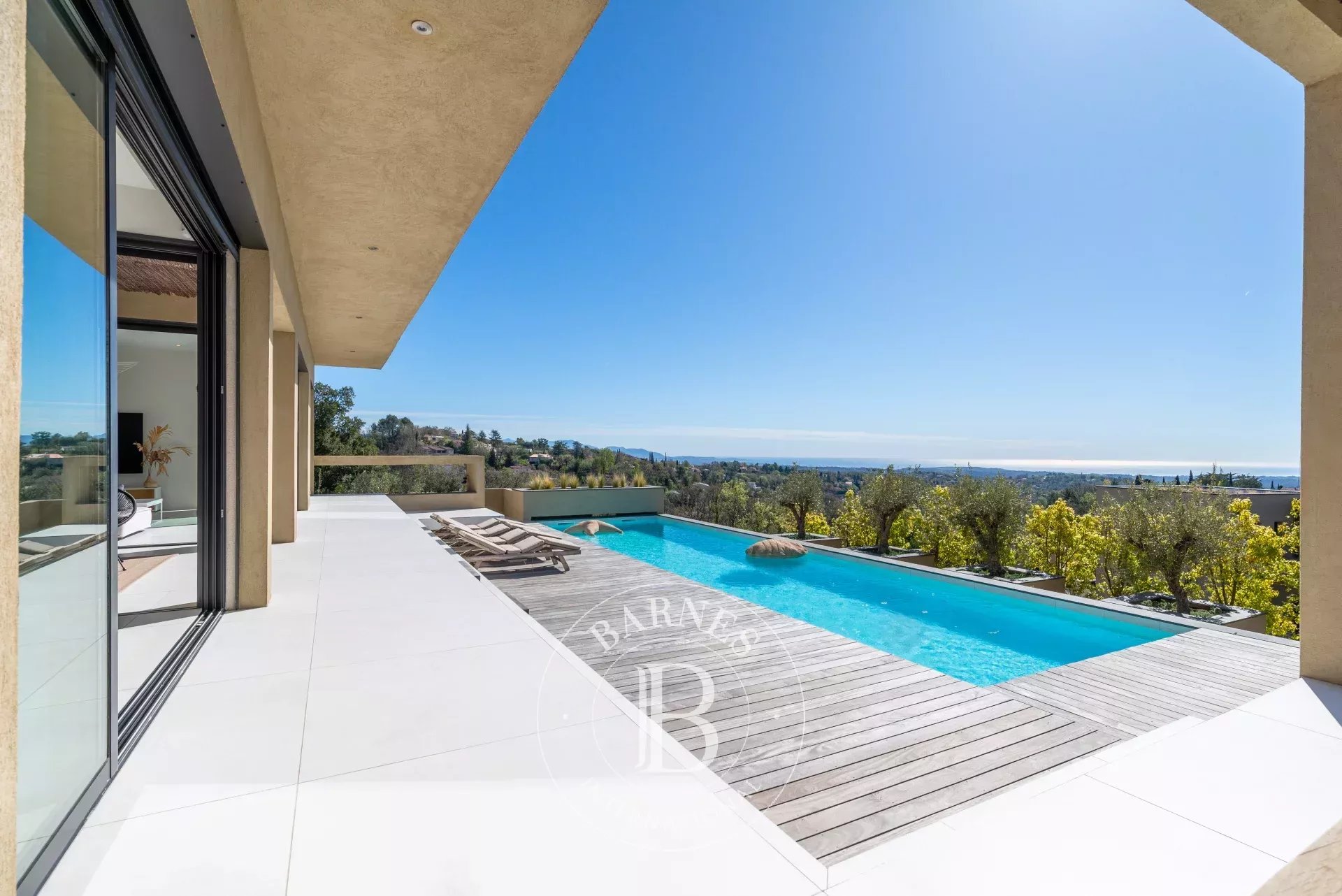 Beautiful contemporary property with breathtaking sea views