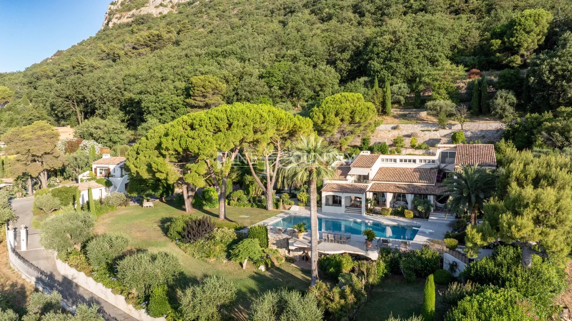 Photo of Villa for sale with panoramic sea views in Vence