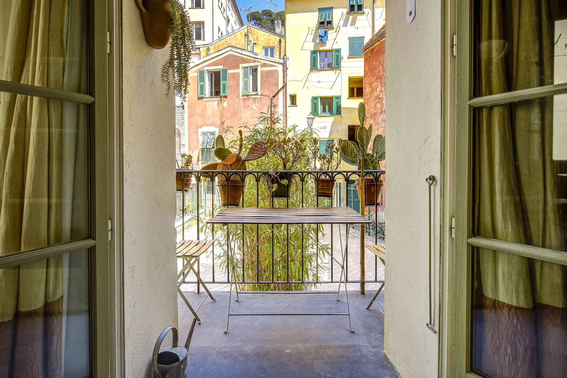VIEUX NICE - SUPERBE 3 PIÈCES AVEC BALCON