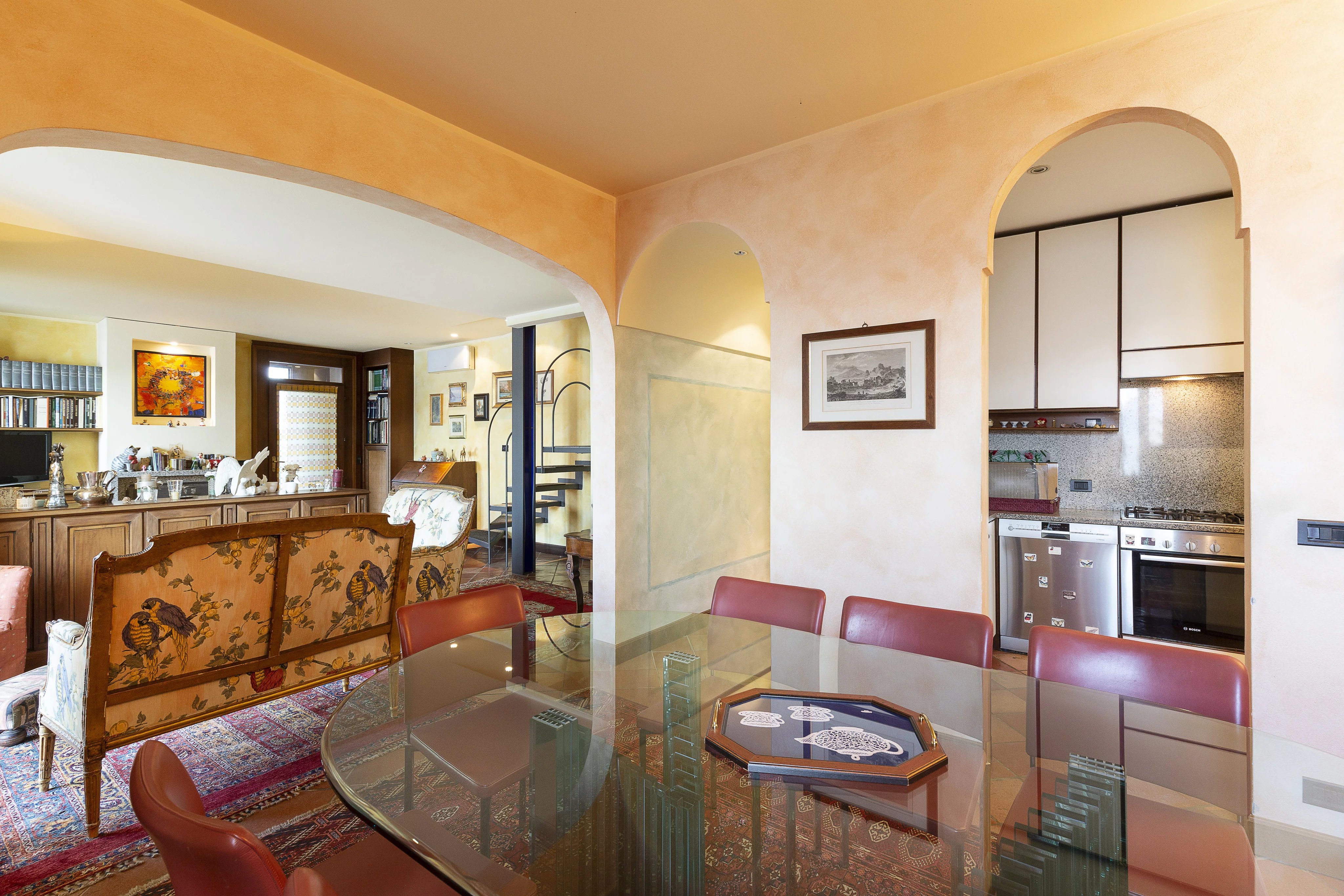 Portion of Villa, pied à l'eau, for sale in Como, on the Lake. - picture 11 title=