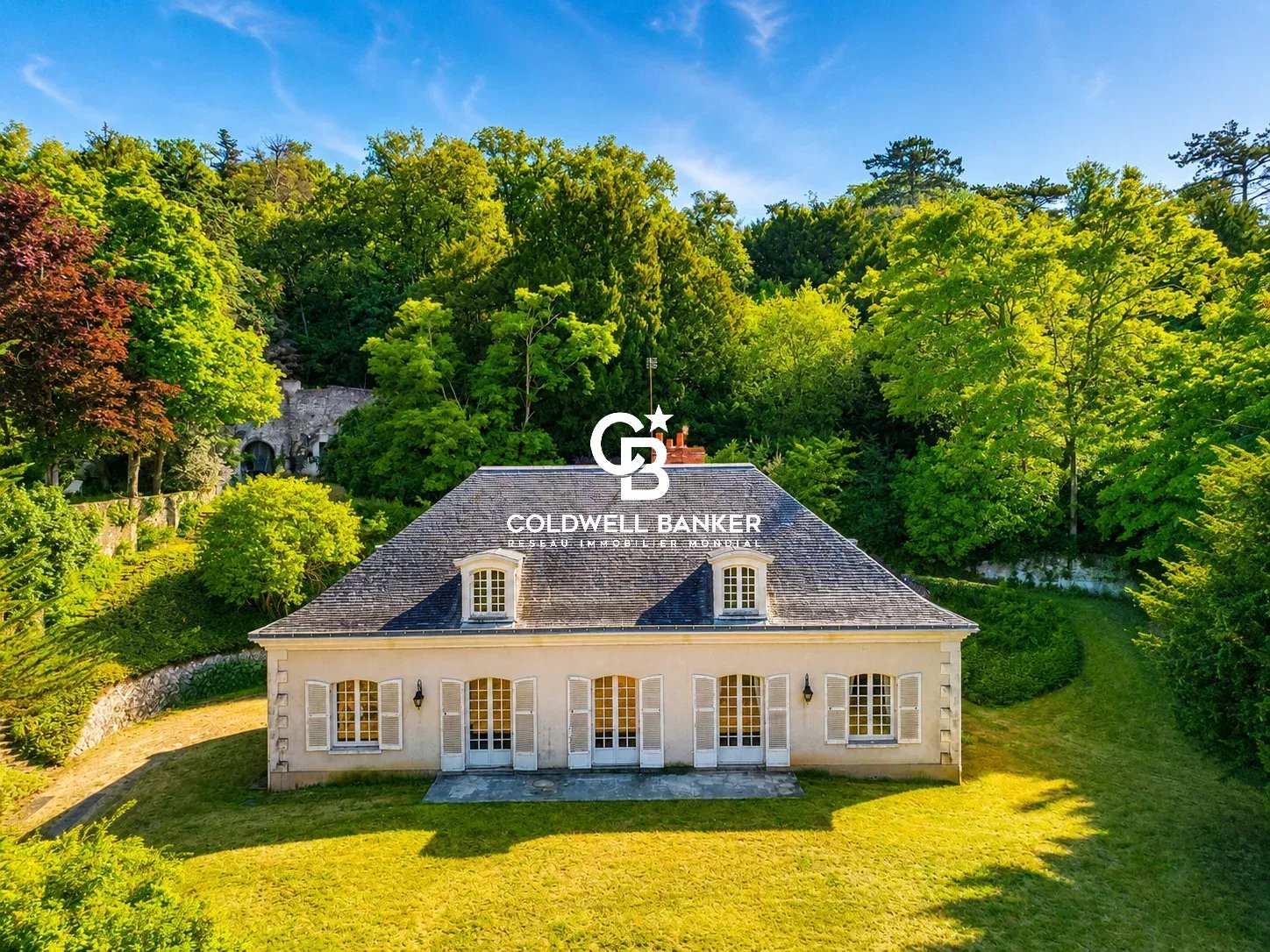 Maison d’architecte avec vue panoramique et près de 2 hectares de parc boisé