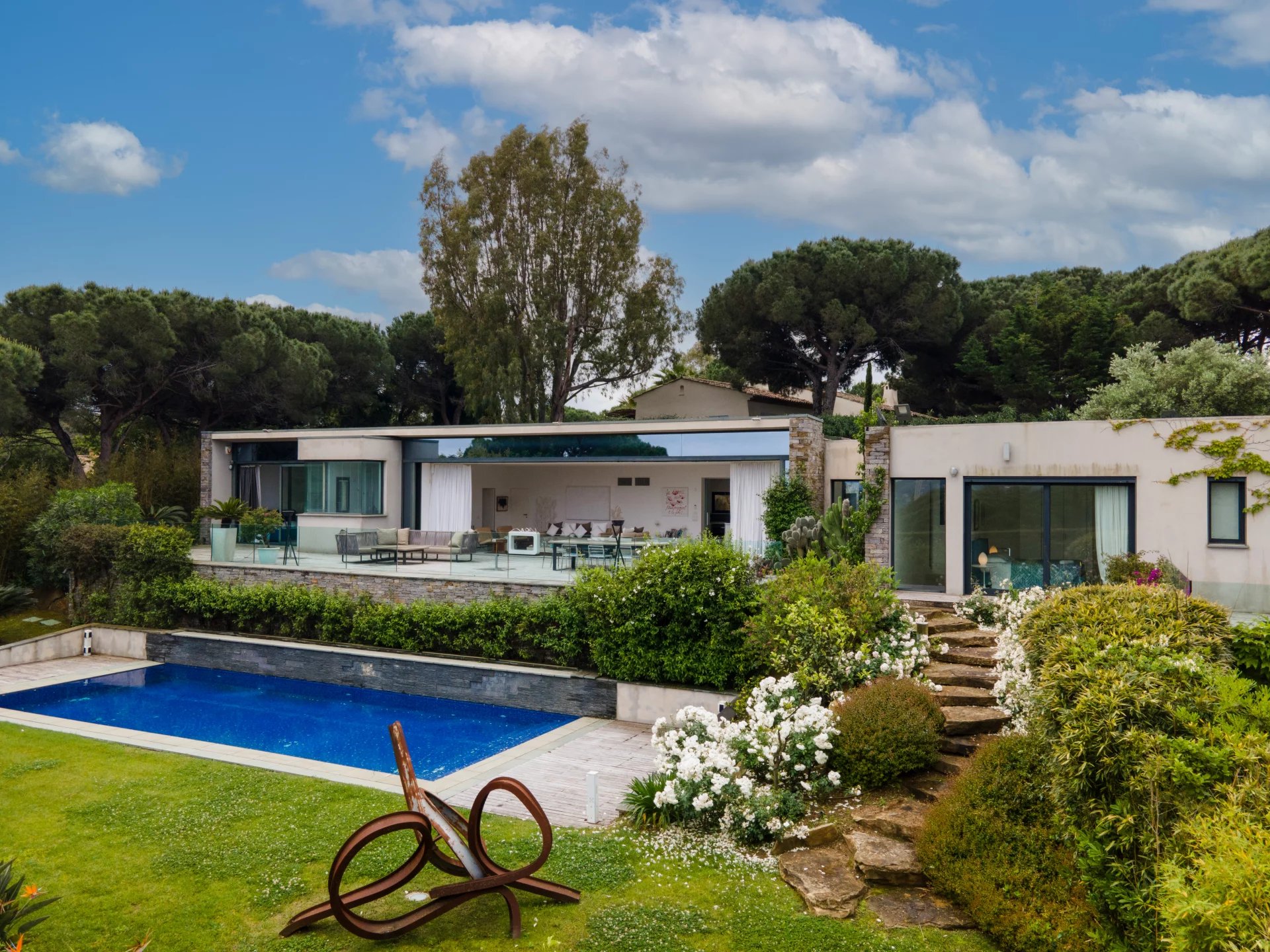 CONTEMPORARY VILLA - HIGH STANDING - RAMATUELLE - WALKING DISTANCE FROM THE BEACH