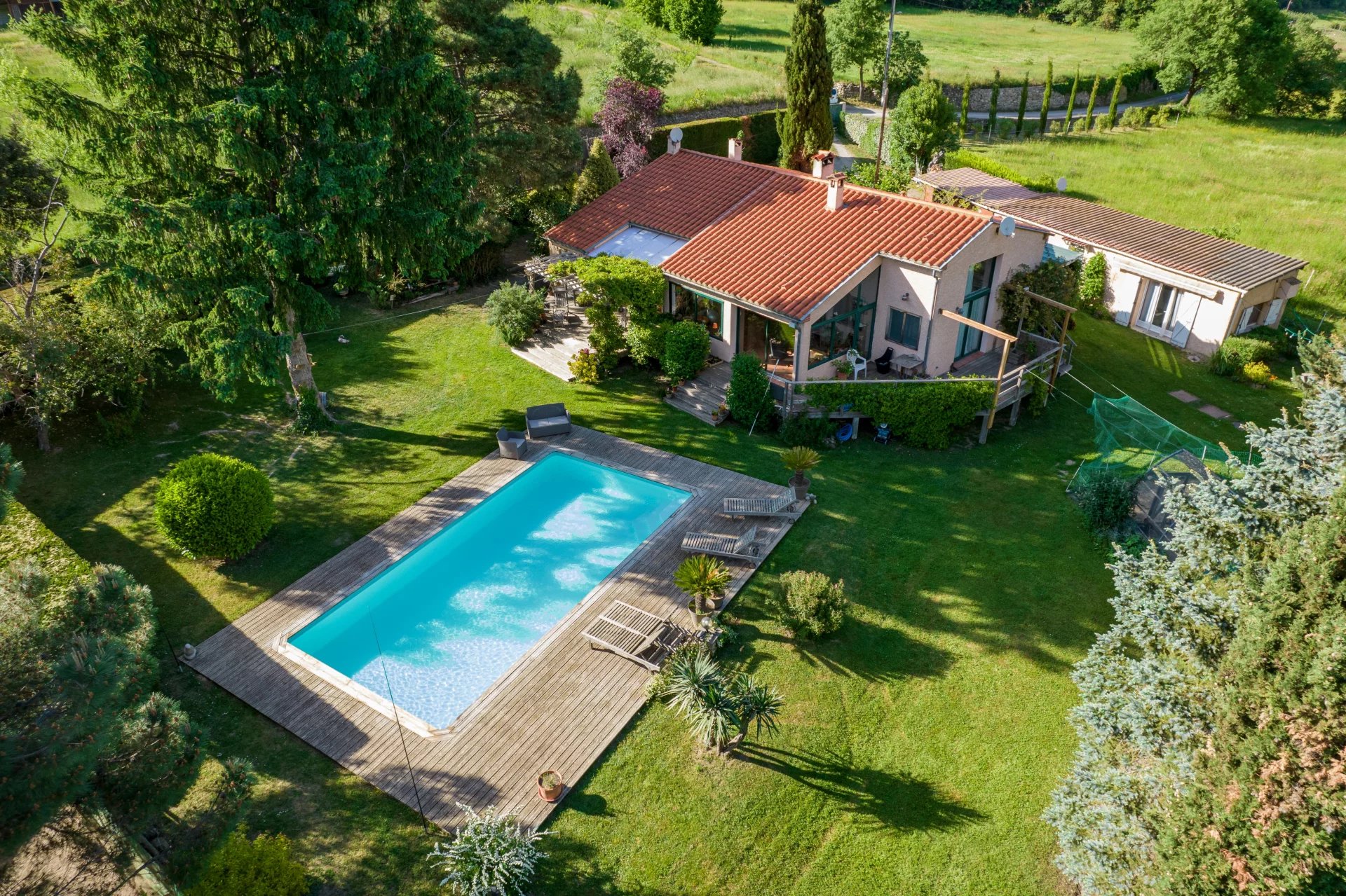 PROPRIETE DE PLAIN PIED AVEC GITES NICHEE DANS UN ECRIN DE VERDURE , ESTOHER