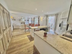 Saint Tropez 3 bedroom apartment Place des Lices for sale — photo 1 of 7