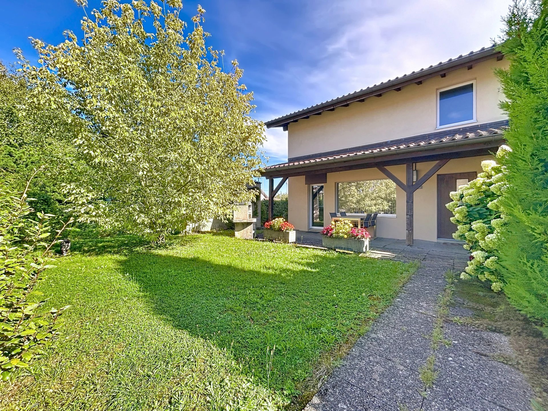 Off Market - Rare à la vente - Maison mitoyenne idéalement située au Landeron