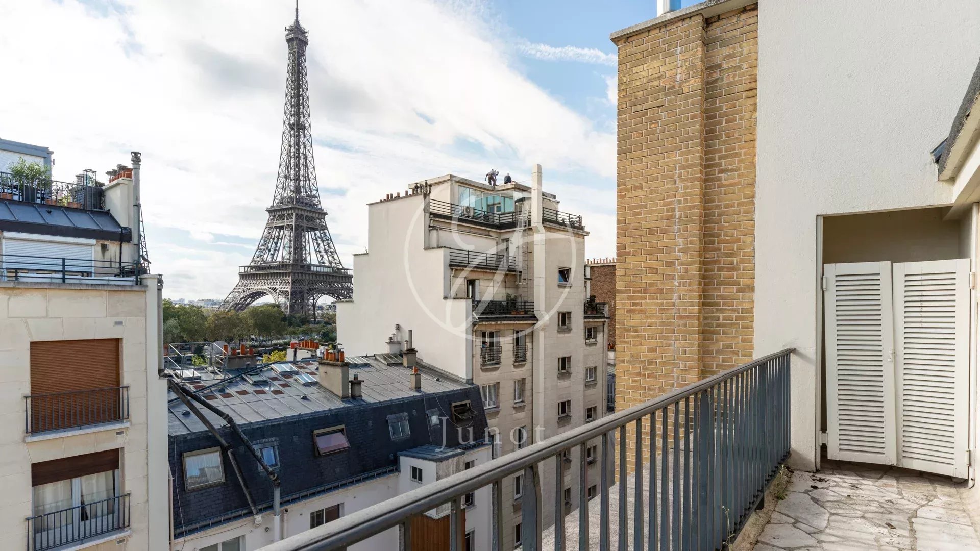 Paris 16e - JARDINS DU TROCADÉRO - Vue exceptionnelle et terrasse - 85.9 m² Carrez - 3 pièces.