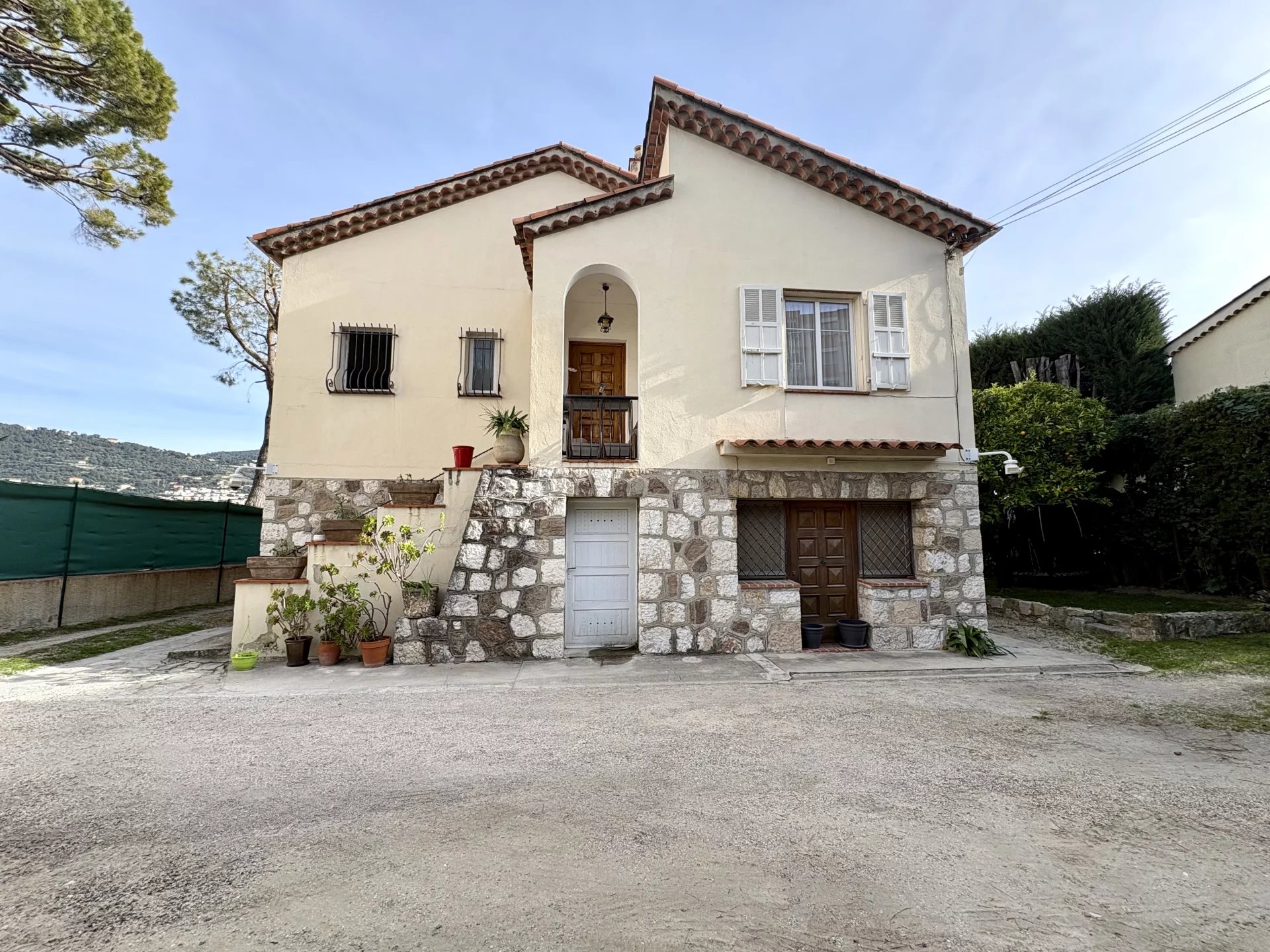 MAISON - 170 M2 - 7 PIECES - JARDIN - AU CALME