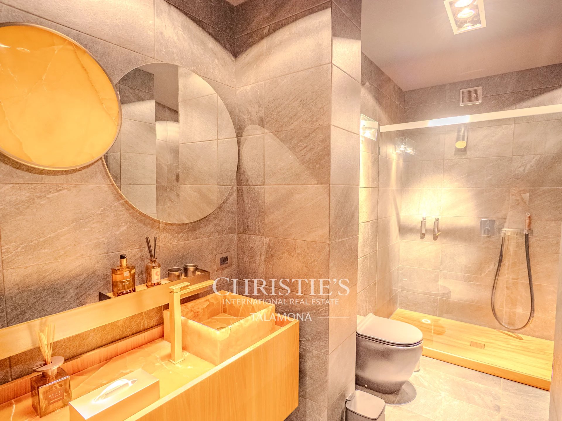 6 Bedroom Villa/Townhouse's Image 46