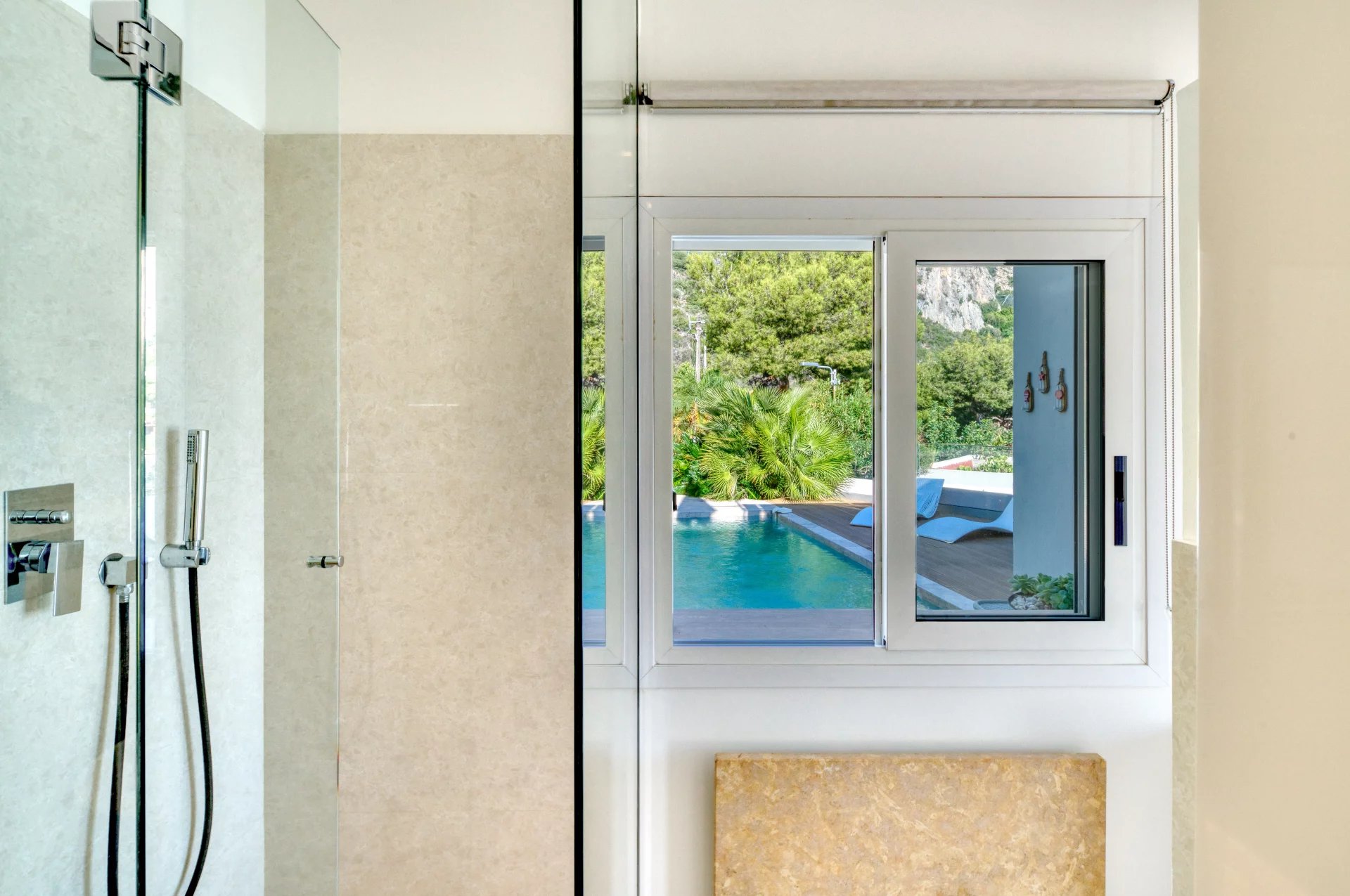 Éze Bord de mer  - Villa 220 m2, terrain 800 m2, piscine, garage