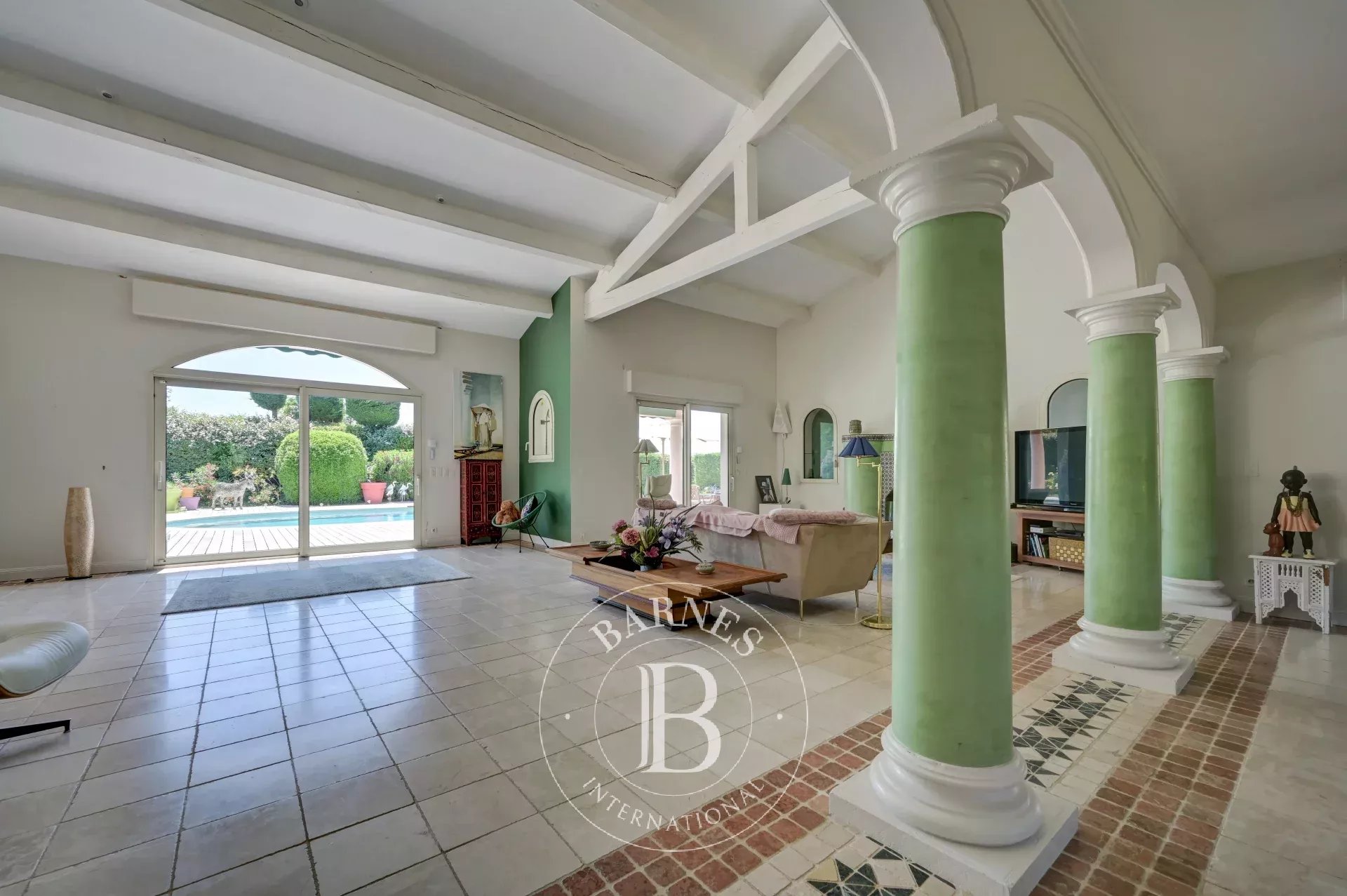 AIX-EN-PROVENCE – ARCHITECT VILLA – 6 SUITES – INFINITY POOL – LANDSCAPED GARDEN 1,1 HA - picture 10