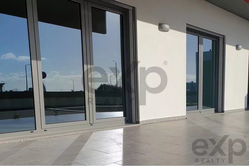 Apartamento T2 com terraço 40 m2, sala em openspace, 2 quartos (um deles em suíte) a apenas 900 metros do Centro da Vila da Ericeira e da Praia.