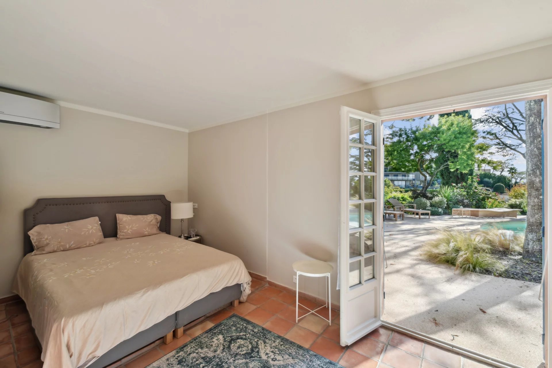 Charming Riviera villa with pool and sea view glimpsese