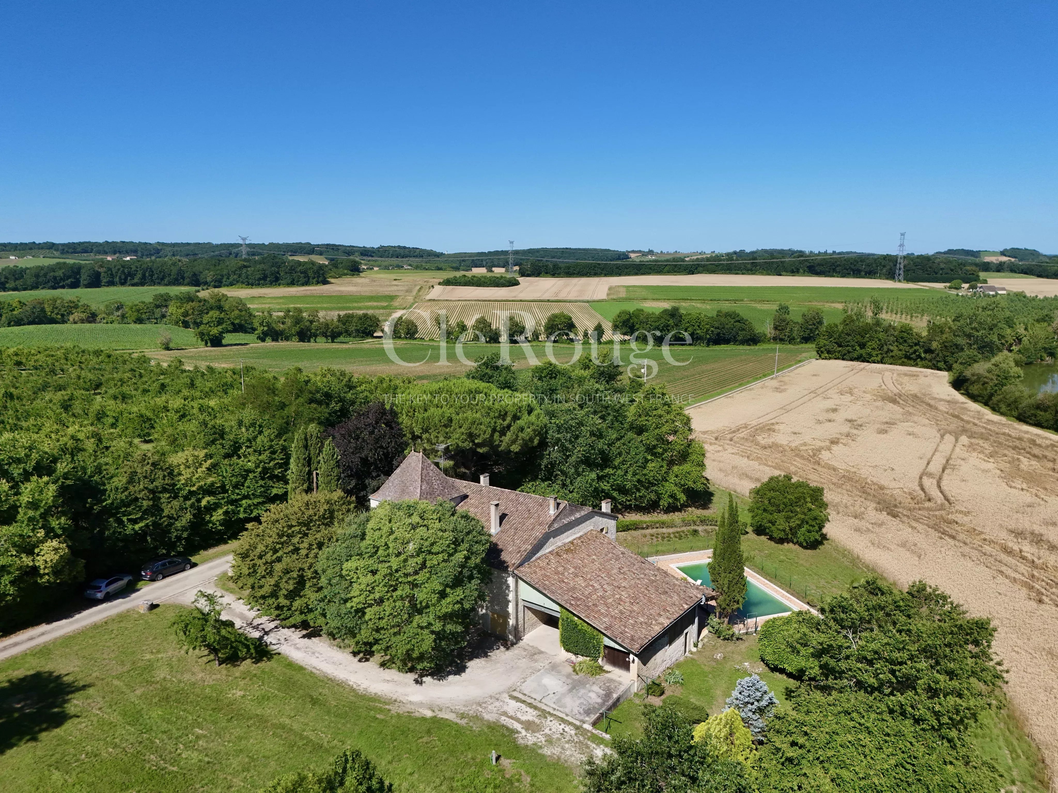 Close to Duras - Characterful and spacious property with swimming pool and stunning views