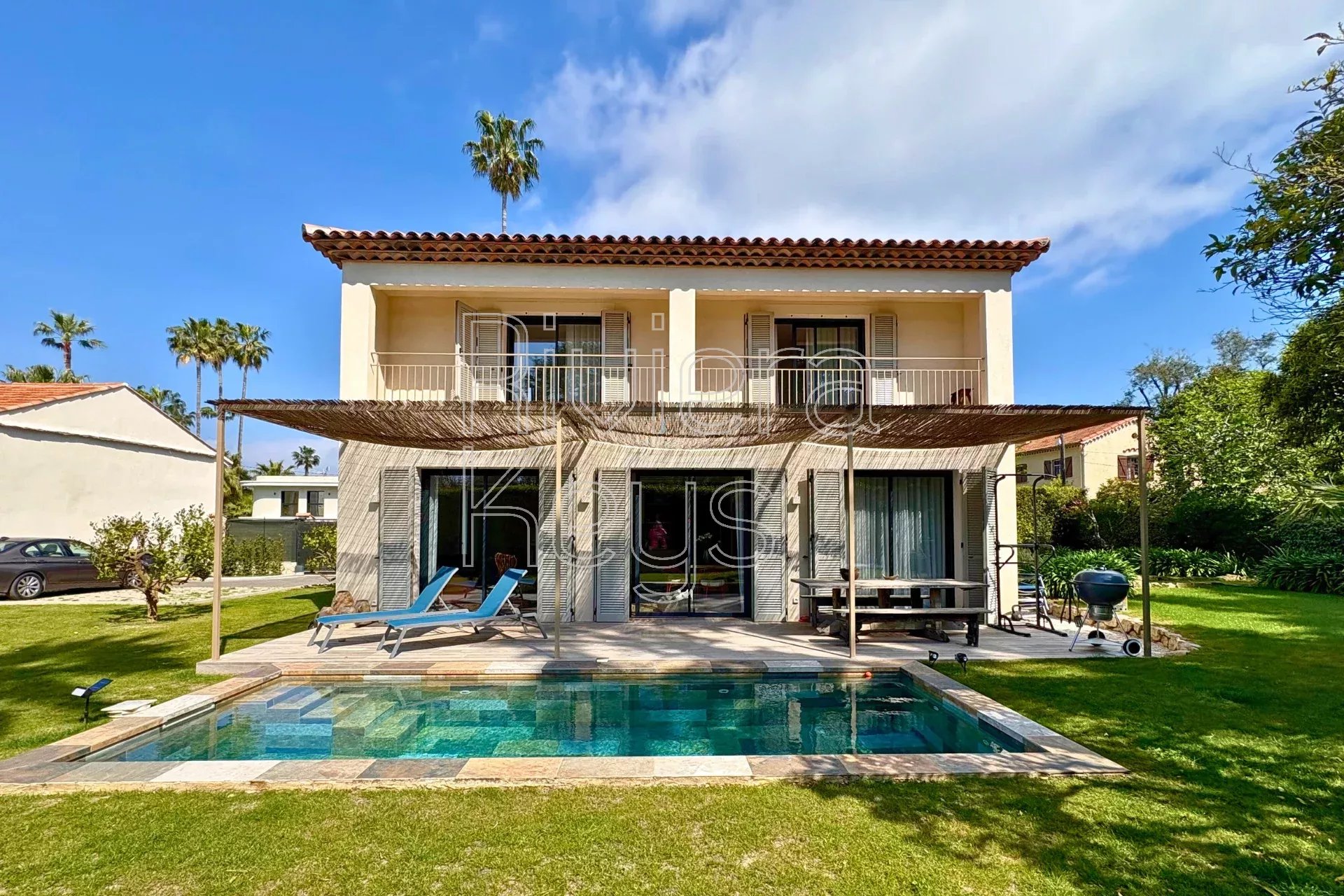CAP D'ANTIBES: Nyrenovert villa med basseng, bare et steinkast fra stranden