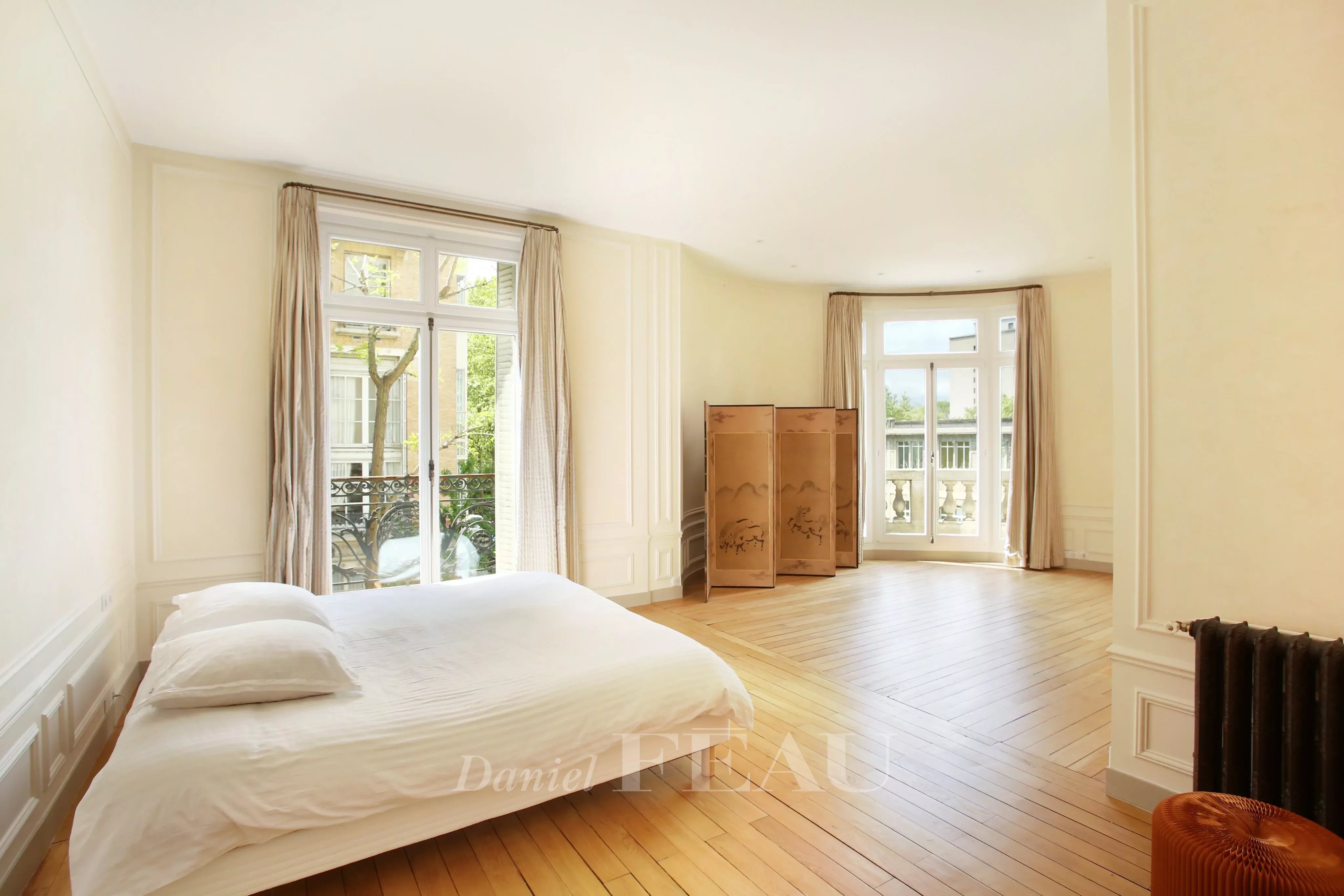 Bedroom Wooden floor Sliding windows