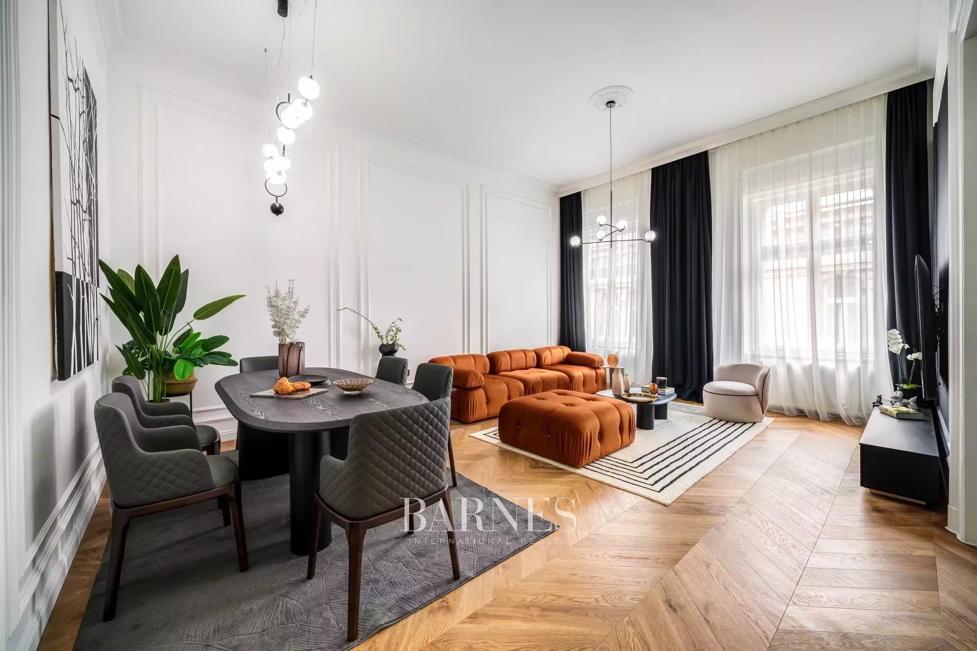 Elegant, Fully Renovated Apartment for Sale in the Heart of Budapest, at the Corner of Váci Street and Párizsi Street!