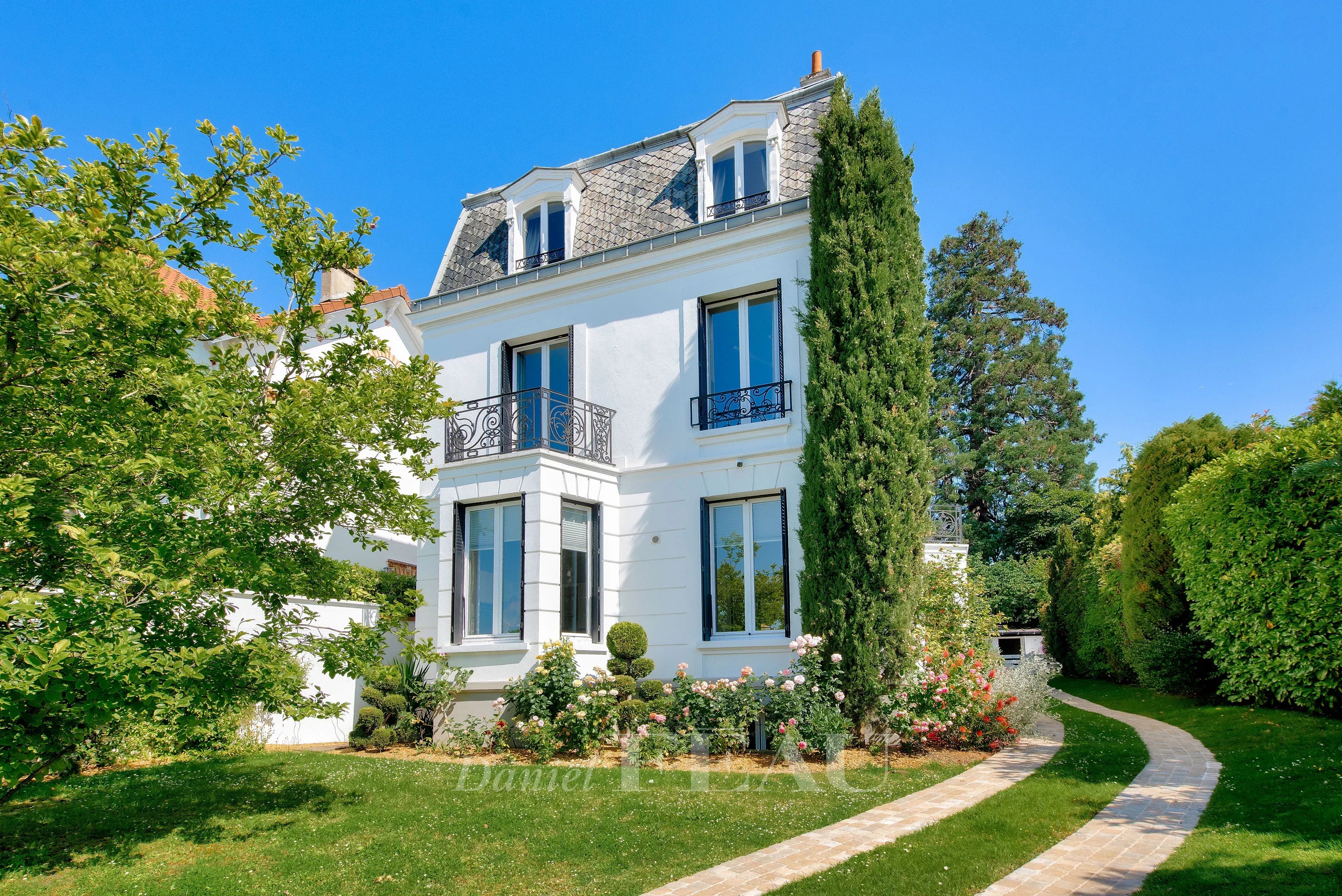Saint-Cloud - Montretout - Elégante maison ancienne avec annexe.