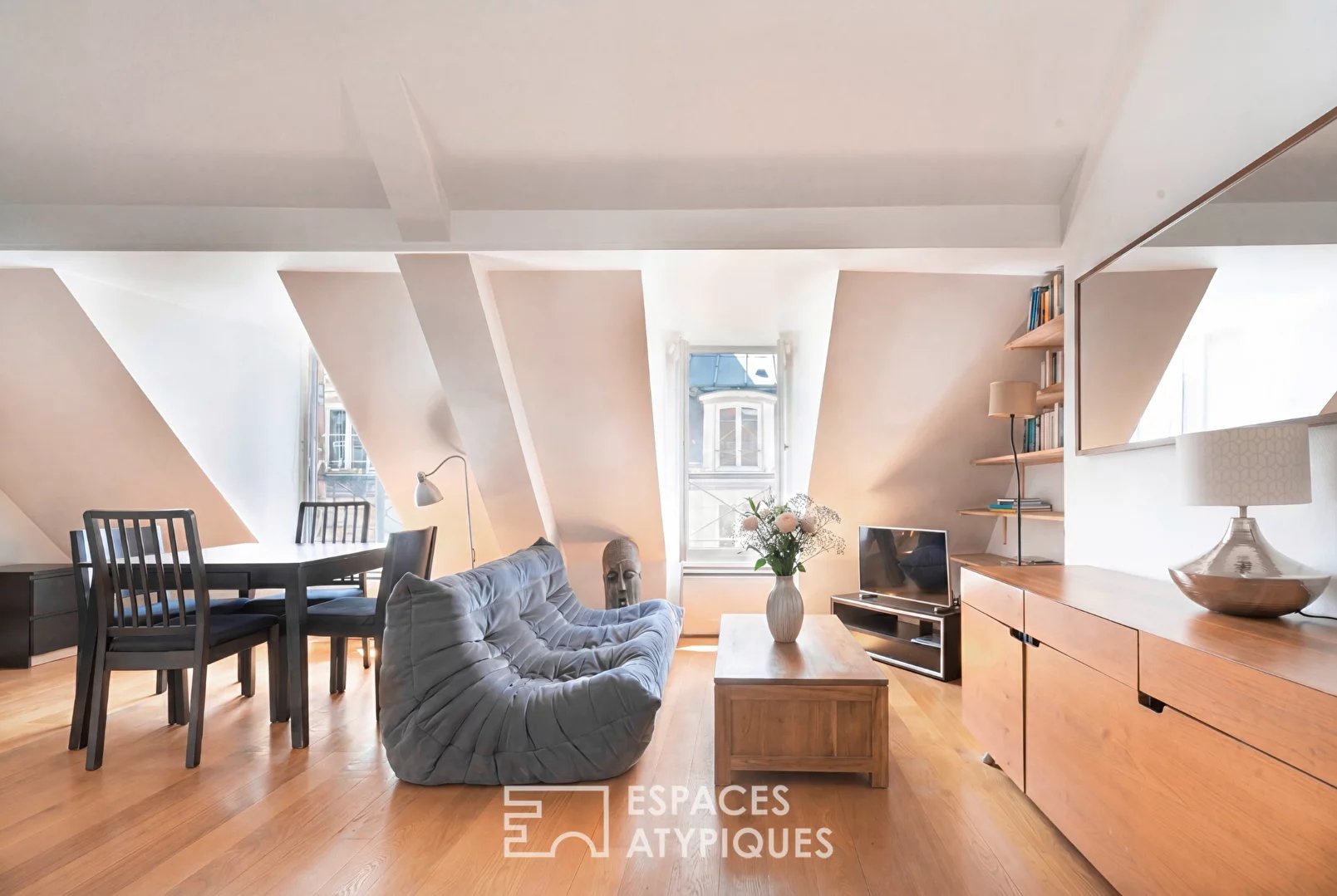 Appartement en dernier étage lumineux à deux pas de la Place des Vosges