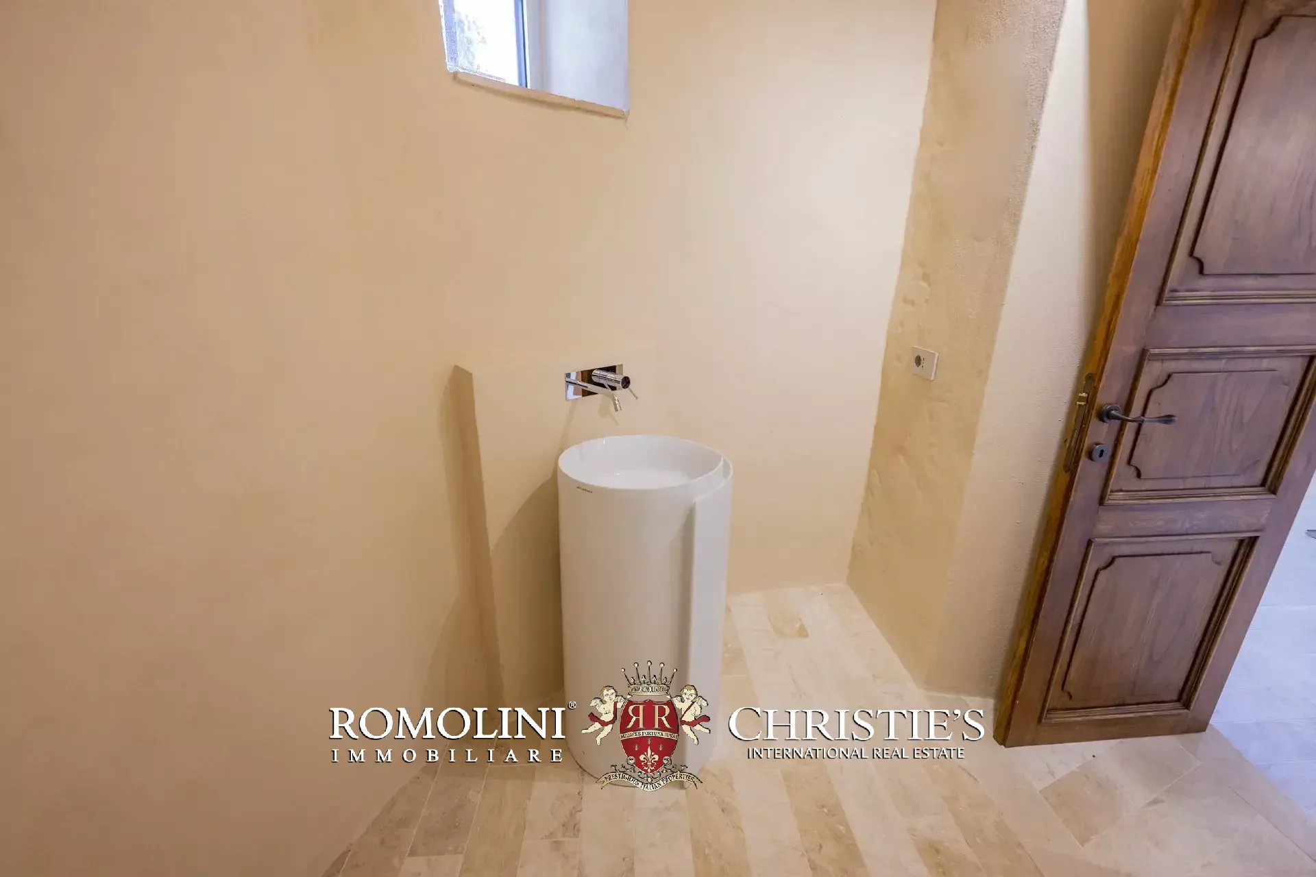 ART-NOUVEAU VILLA FOR SALE IN A PANORAMIC POSITION OVER LAKE TRASIMENO, UMBRIA